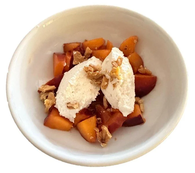 Ricotta con pesche all'aroma di vaniglia e limone