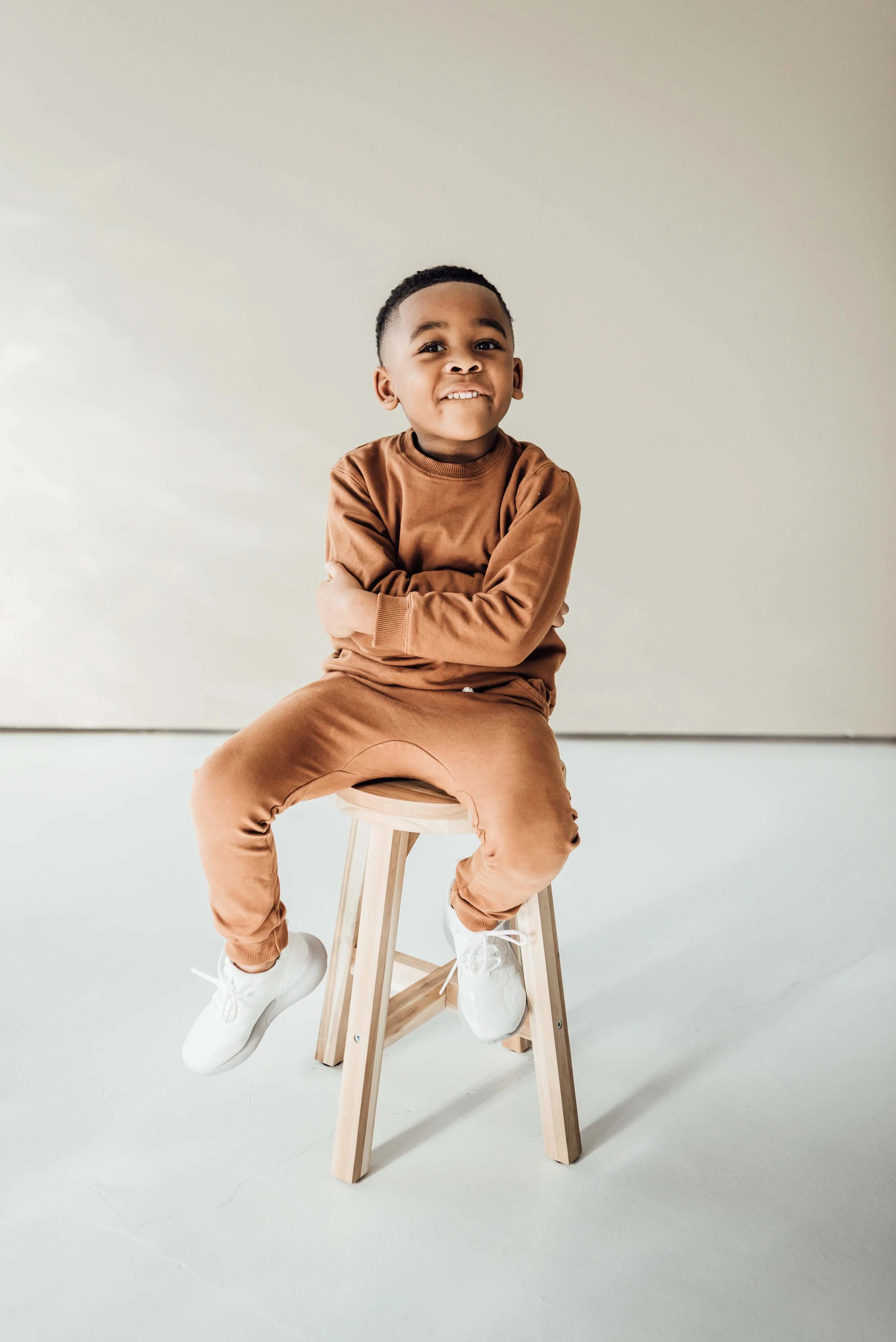 Menino com conjunto de moletom neutro