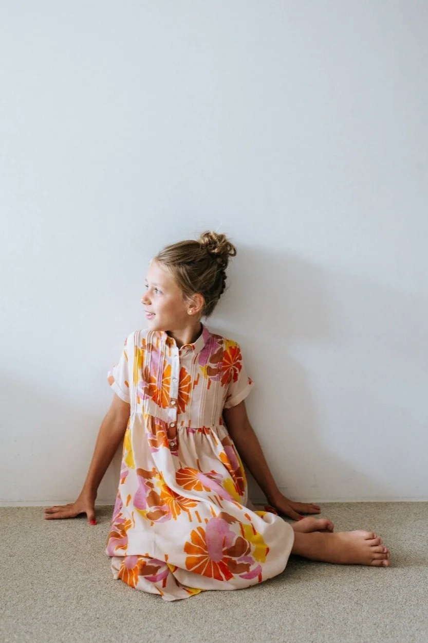 Menina com vestido de flor Marisol