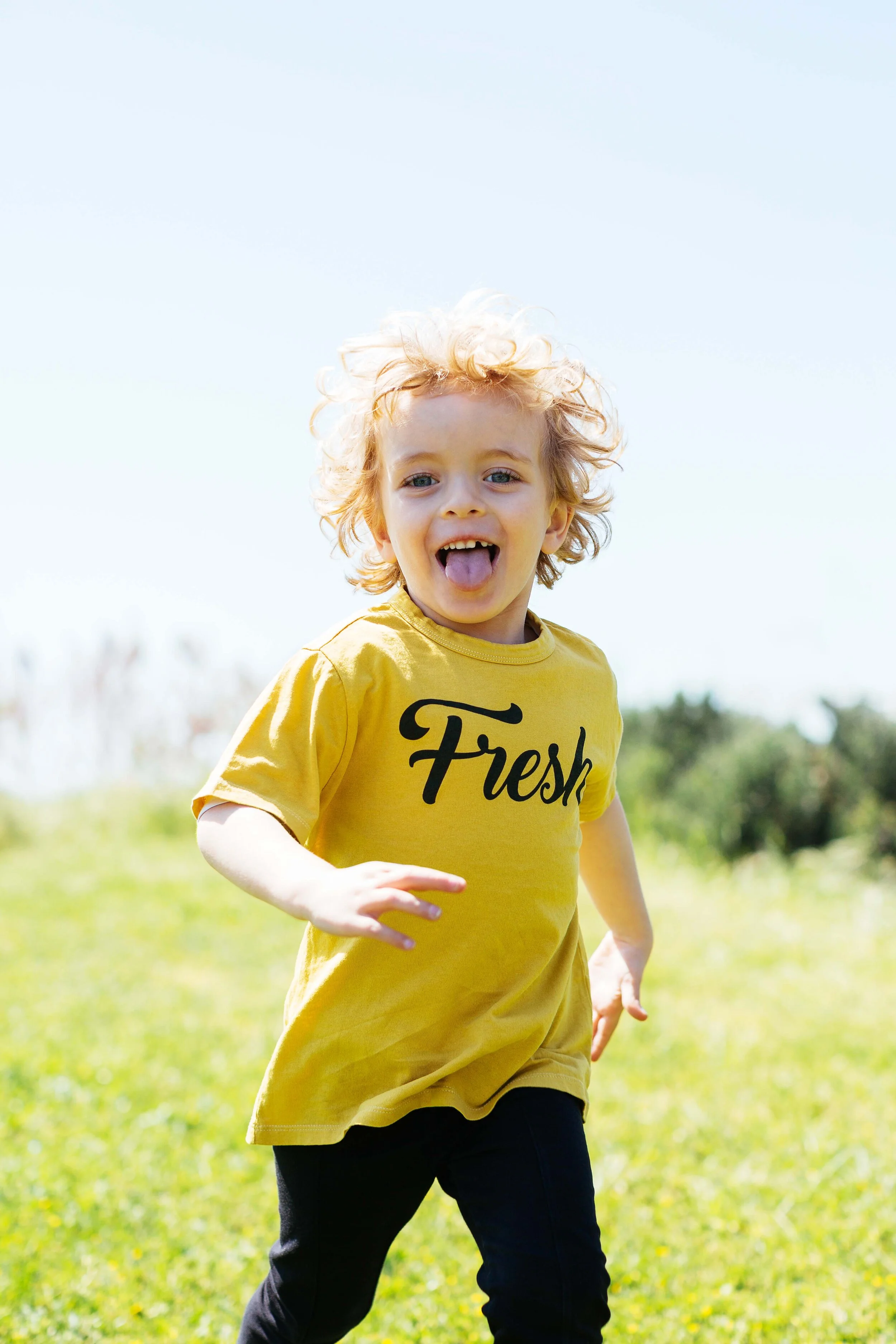 Menino usando a camiseta Fresh