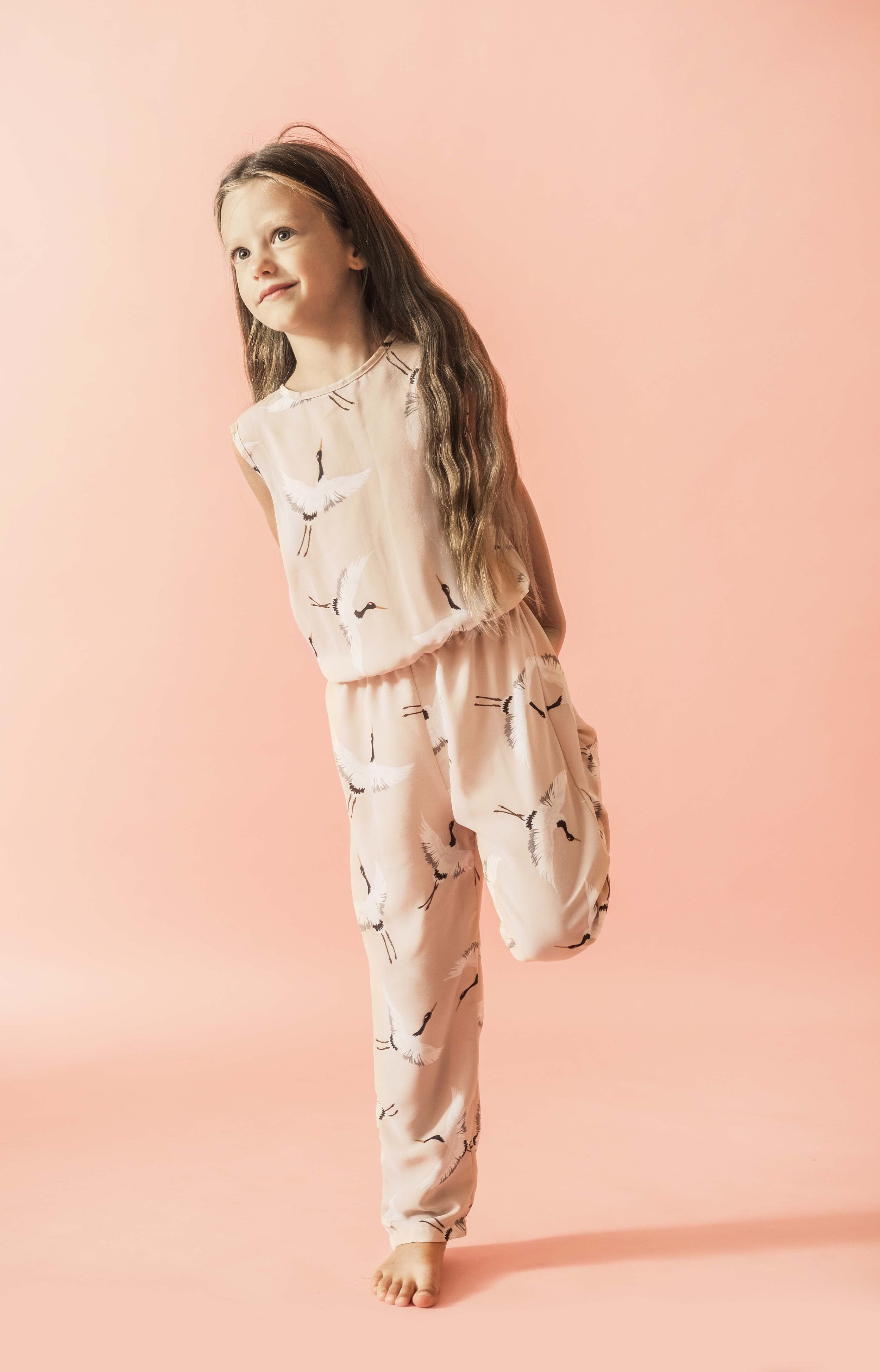 Niña con el conjunto Kid Bird