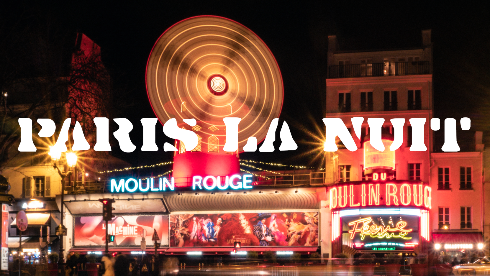 Bannière de la collection Paris la nuit avec le Moulin Rouge illuminé et ses ailes en mouvement en pose longue - Photo Théo Castillon