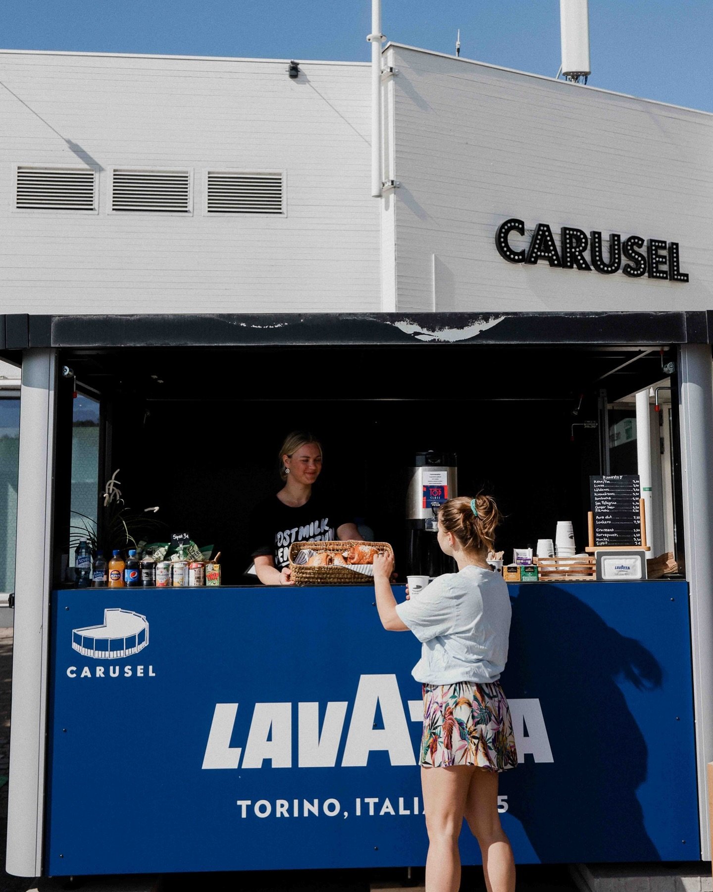 🍦Caruselin j&auml;&auml;tel&ouml;kioski on auki! 🍦

Usean sel&auml;tetyn taka-talven j&auml;lkeen p&auml;&auml;timme porukalla julistaa kes&auml;n alkaneeksi! ☀️ T&auml;m&auml;n kunniaksi Caruselin oma j&auml;&auml;tel&ouml;kioski on j&auml;lleen a