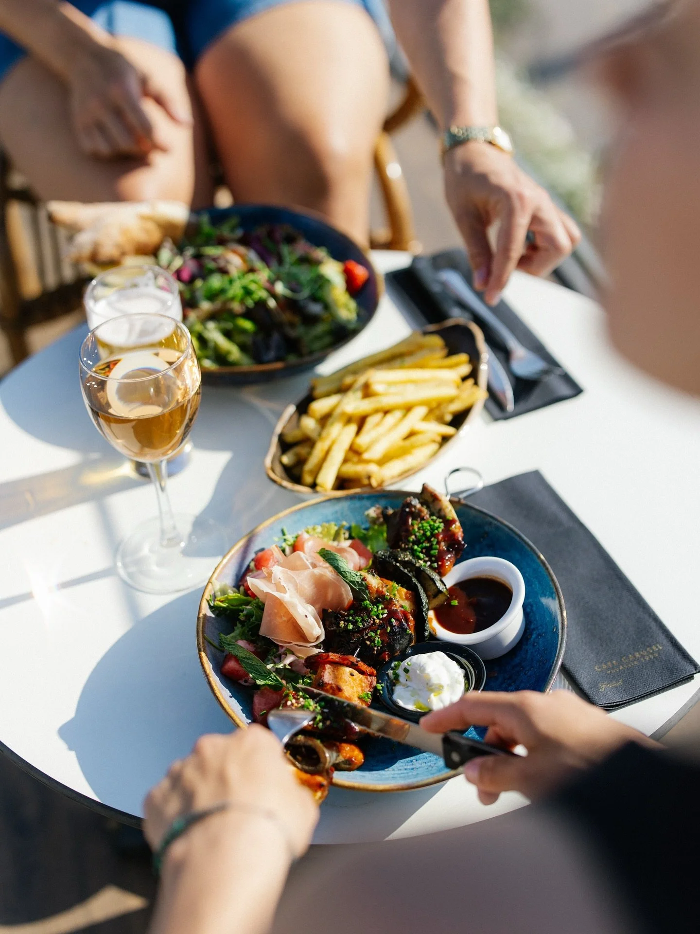 Viel&auml; on kes&auml;&auml; j&auml;ljell&auml;- ja meid&auml;n a la carte listalta l&ouml;yd&auml;t kes&auml;isi&auml; herkkuja joka p&auml;iv&auml;🍝🥗🍕

Keskiviikosta lauantaihin tarjolla my&ouml;s spessumenun hiiligrillattuja vartaita ja kermai