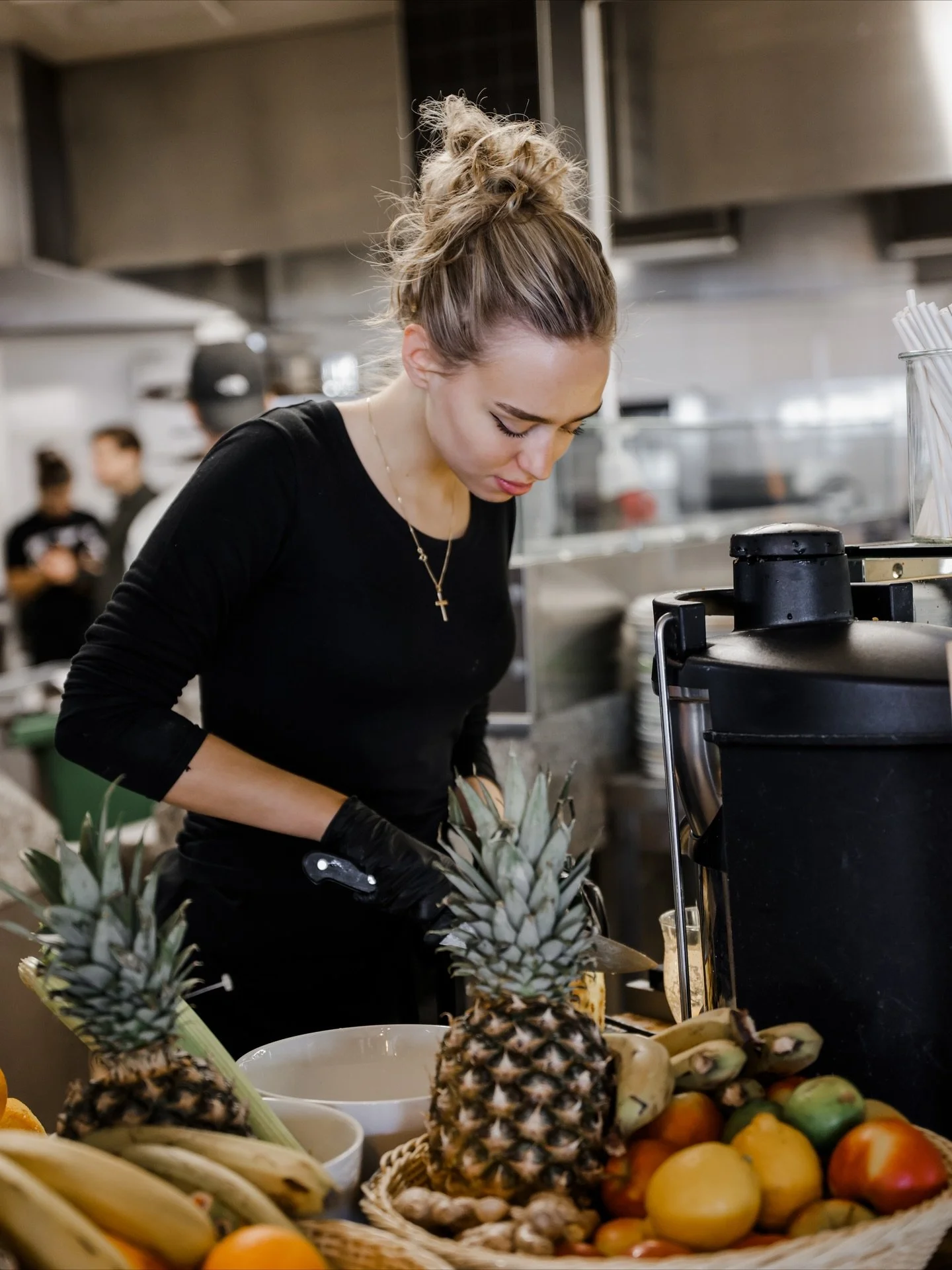Kun aamut pimenev&auml;t ja villapaidat kutsuvat, pieni vitamiinibuusti tekee ihmeit&auml;. Meid&auml;n smoothiet ja tuoremehut tehd&auml;&auml;n aina aamuisin itse, parhaista raaka-aineista. T&auml;m&auml; tuo kivasti valoa ja hyv&auml;&auml; fiilis