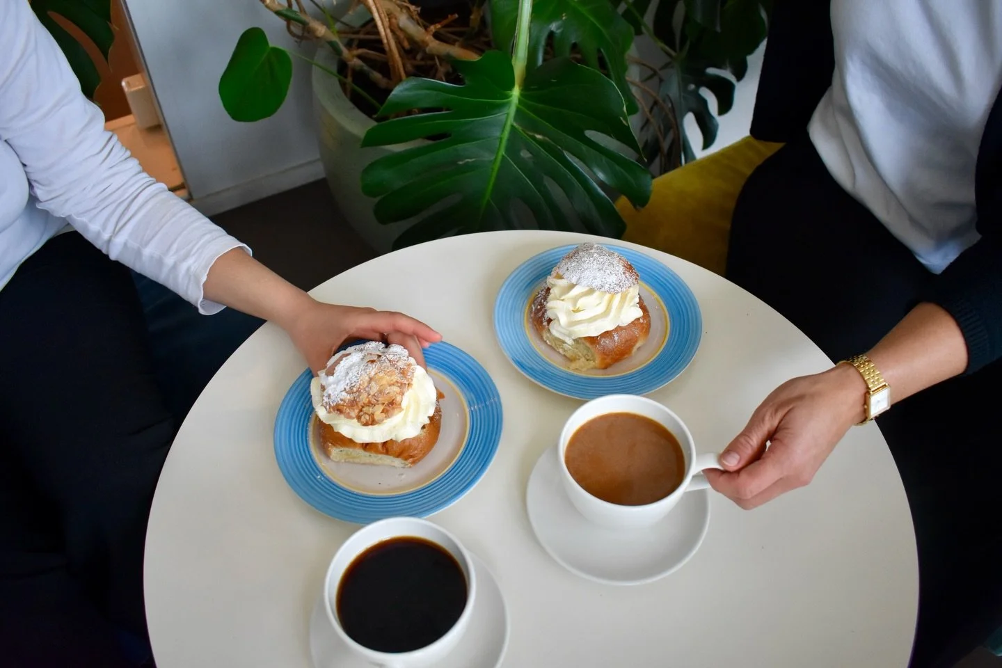 Meill&auml; on tapana jatkaa laskiaispullien myynti&auml;, vaikka laskiainen tuli ja meni. Pullia riitt&auml;&auml; niin kauan kuin te niit&auml; haluatte 💛