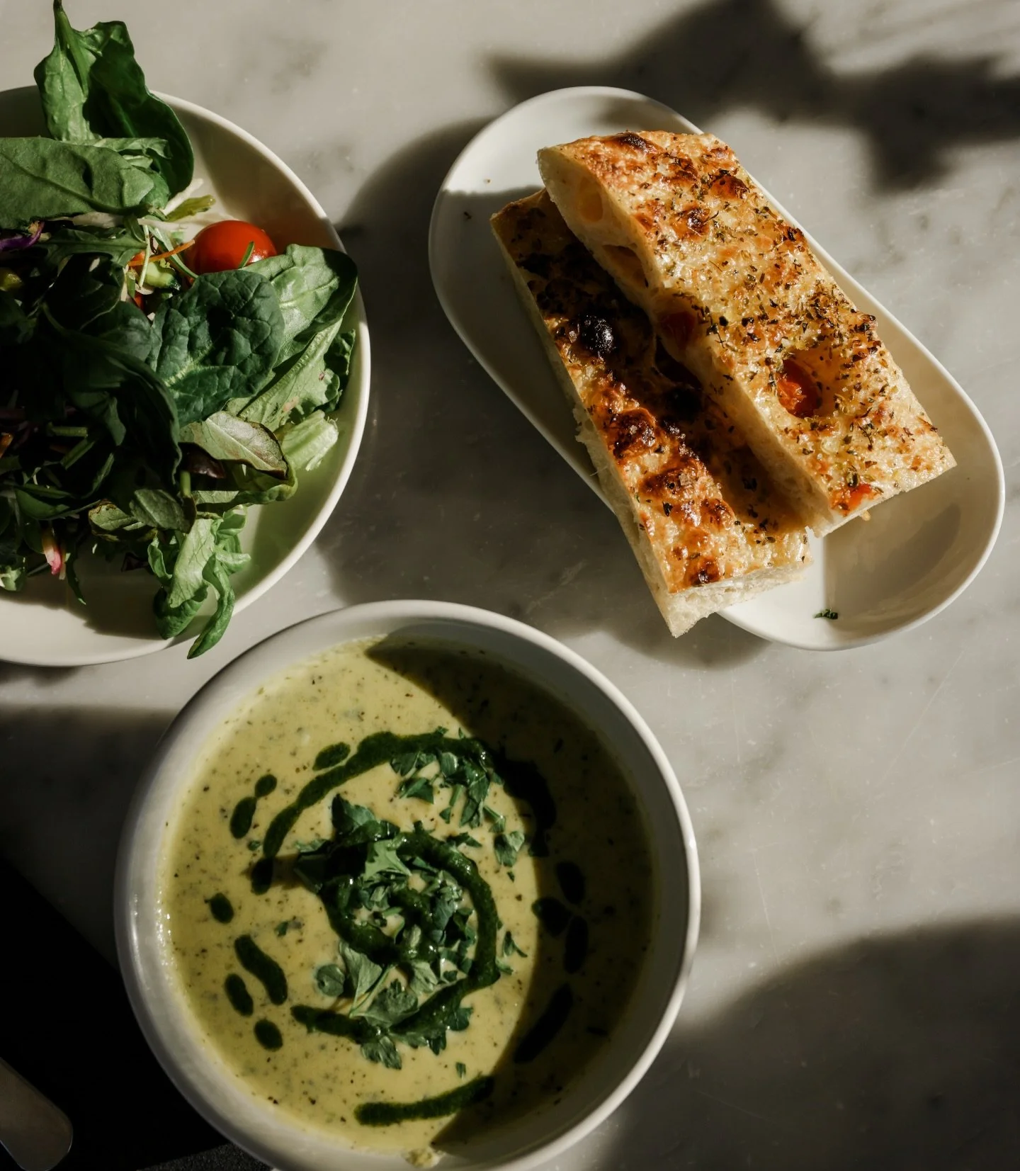 Lounas + hyv&auml;t tyypit = toimii aina 🙂&zwj;↕️

Arkisin tarjolla keitto ja l&auml;mmin ruoka, sis&auml;lt&auml;en raikkaan sivusalaatin sek&auml; talon tuoretta focacciaa &ndash; kaikki valmistettuna omassa keitti&ouml;ss&auml;mme sesongin raaka-