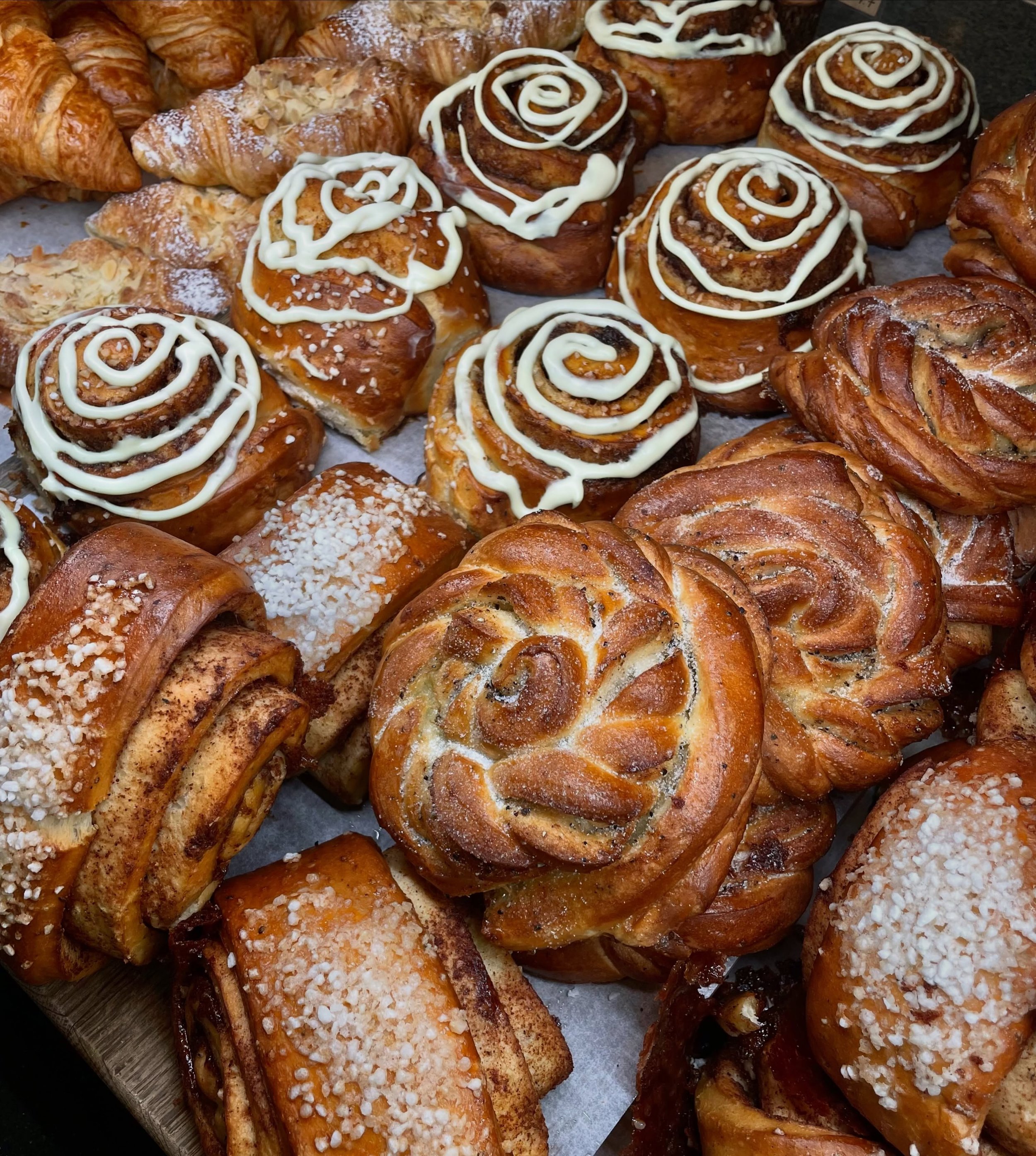 Pulla season on t&auml;&auml;ll&auml; 🤎🍂

Syksy maistuu parhaalta tuoreen pullan ja hyv&auml;n kahvin kanssa ☕️

Leivomme joka p&auml;iv&auml; vaihtuvia erikoispullia, ja t&auml;ll&auml; hetkell&auml; vitriinist&auml; l&ouml;ytyy pumpkin spice- pul