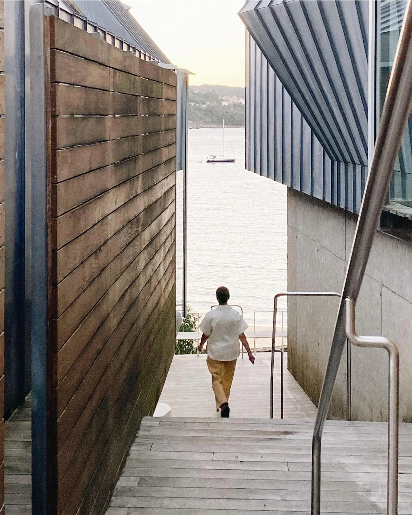 Hace veinte a&ntilde;os descubr&iacute; un peque&ntilde;o hotel en la R&iacute;a de Ald&aacute;n, Galicia, rehabilitado por Alfonso Penela bajo la direcci&oacute;n de sus propietarios, Juan y Marisa.

Ese ojo atento al detalle sutil, a la simplicidad
