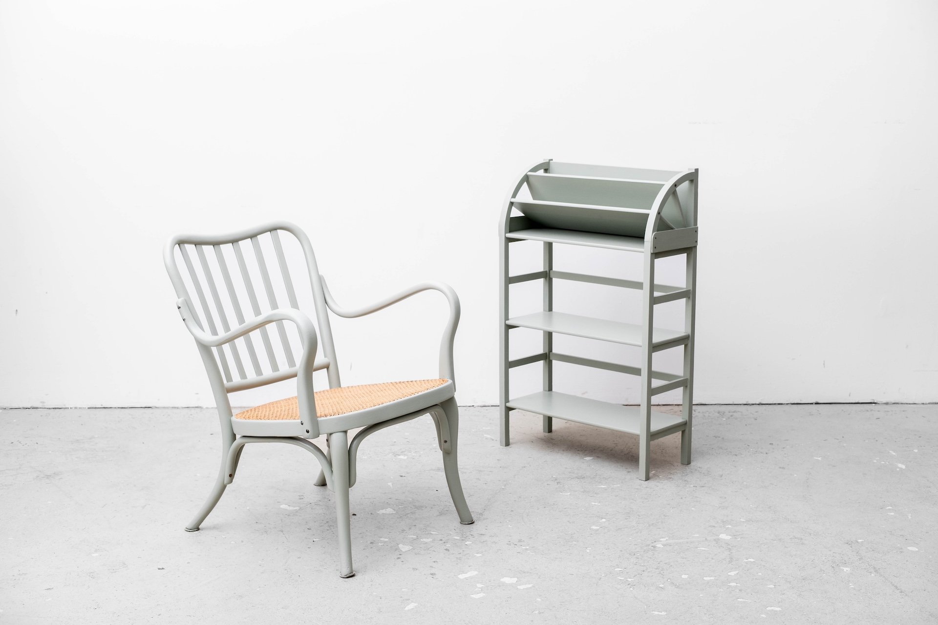 ORIGINAL BAUHAUS SET, Entwurf (Stuhl): Josef Frank (Wien, um 1930), AUSFÜHRUNG (Stuhl): THONET (WIEN, UM 1935), Ausführung (Regal): FISCHEL (WIEN, UM 1915)