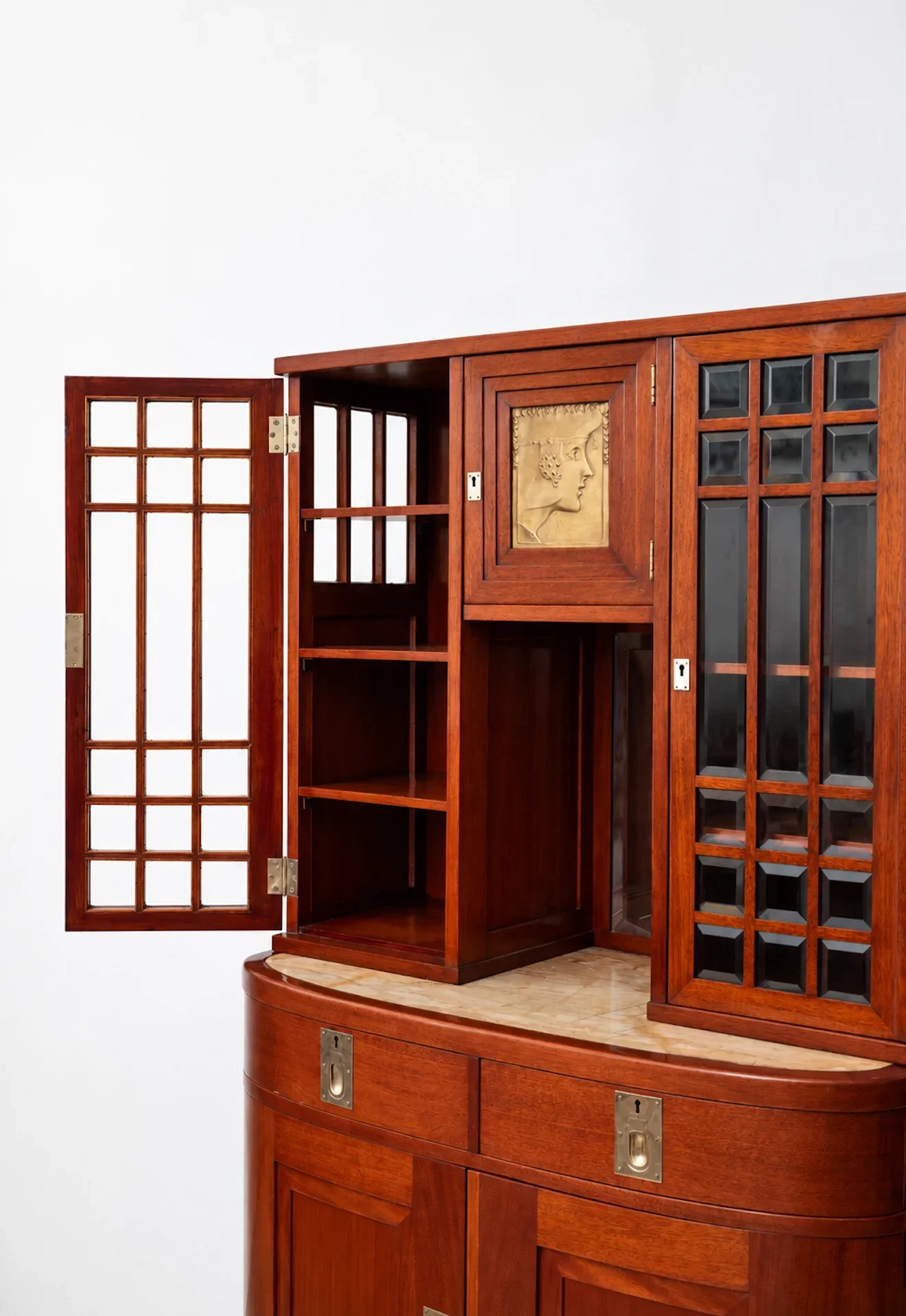 Mahagoni-Buffet mit Glasfronten und Reliefpaneel.webp