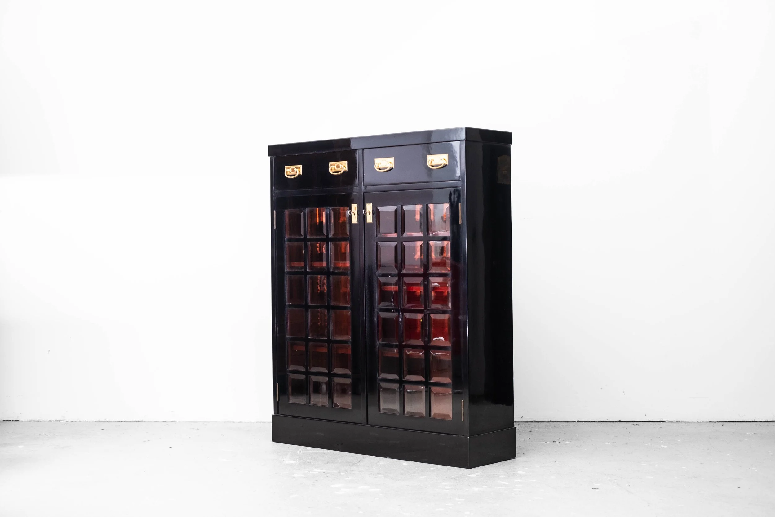 Original Jugendstil Glasschrank, Entwurf/Ausführung: Friedrich Otto Schmidt (Wien, um 1905)