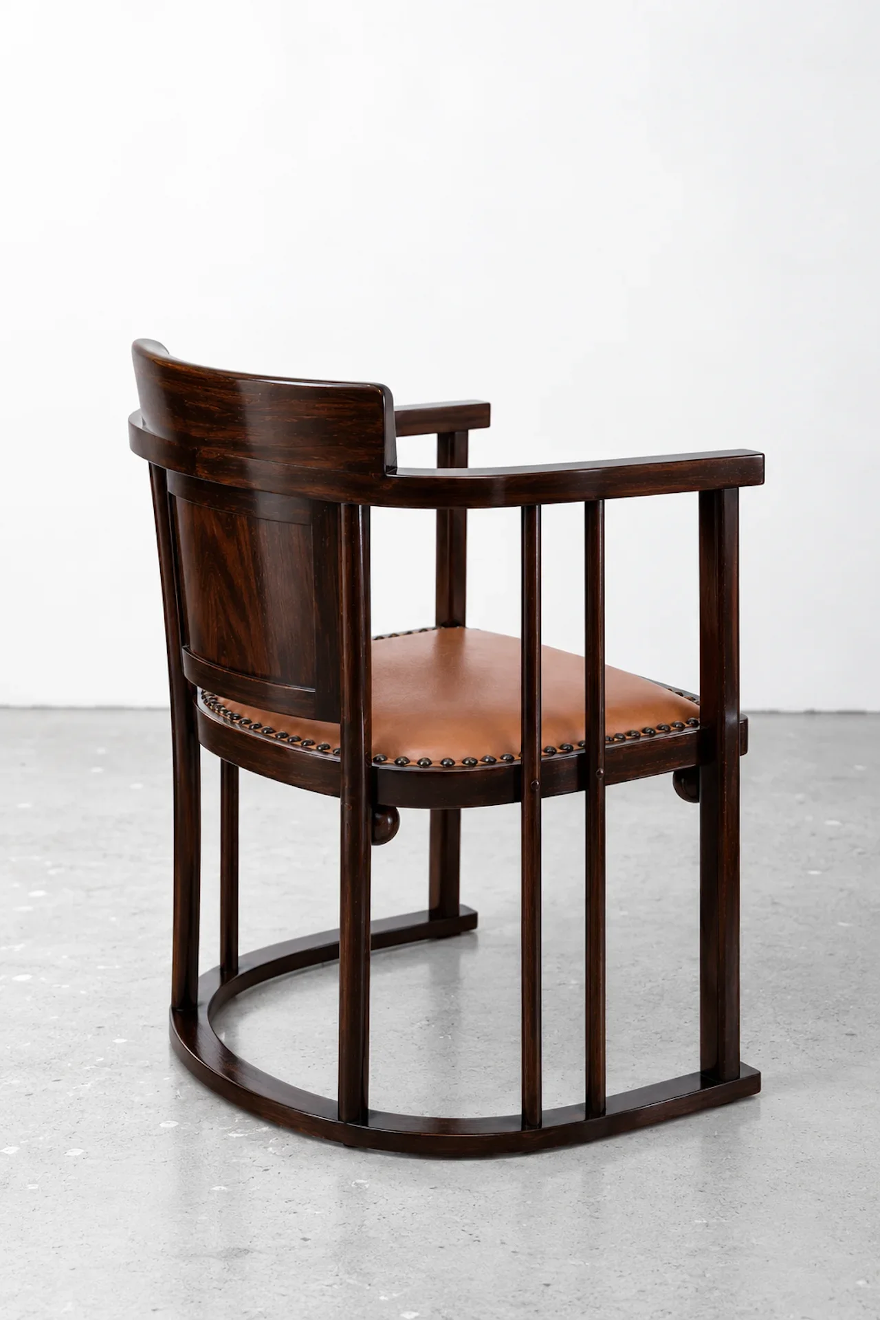 Eleganter Walnussholz-Sessel mit Lederpolsterung.webp