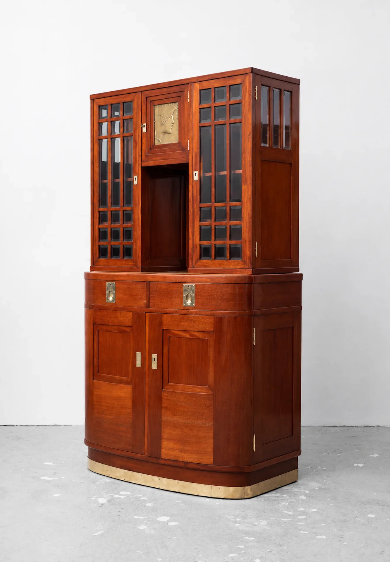 Antiker Art-Nouveau-Holzschrank im Studio.webp
