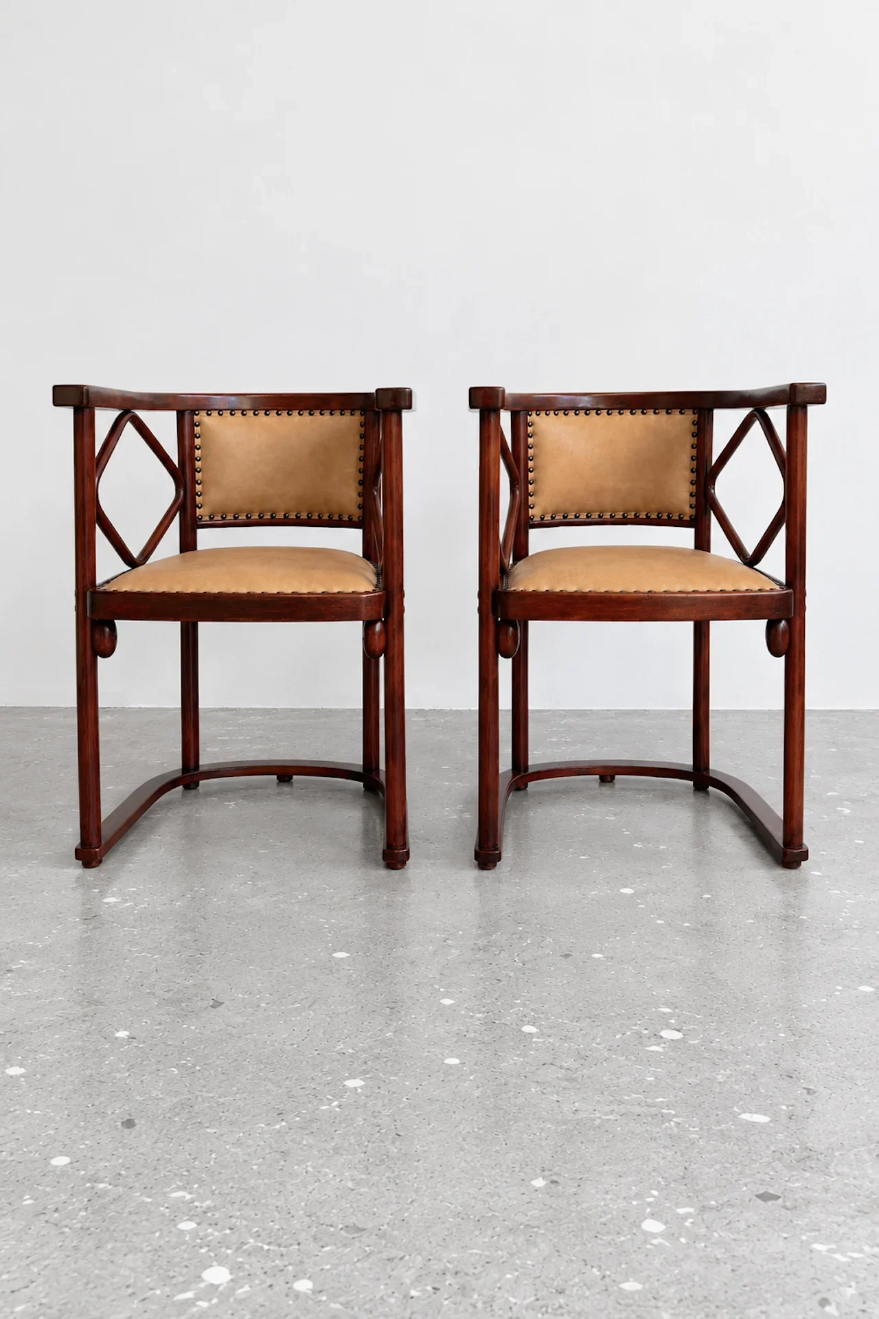 Symmetrisches Paar Art-Déco-Sessel.webp