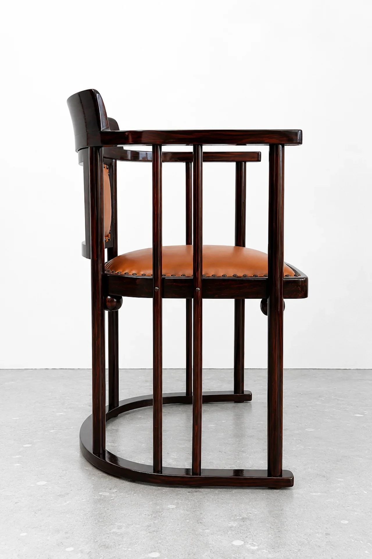 Eleganter Arts-and-Crafts-Sessel in Seitenansicht.webp