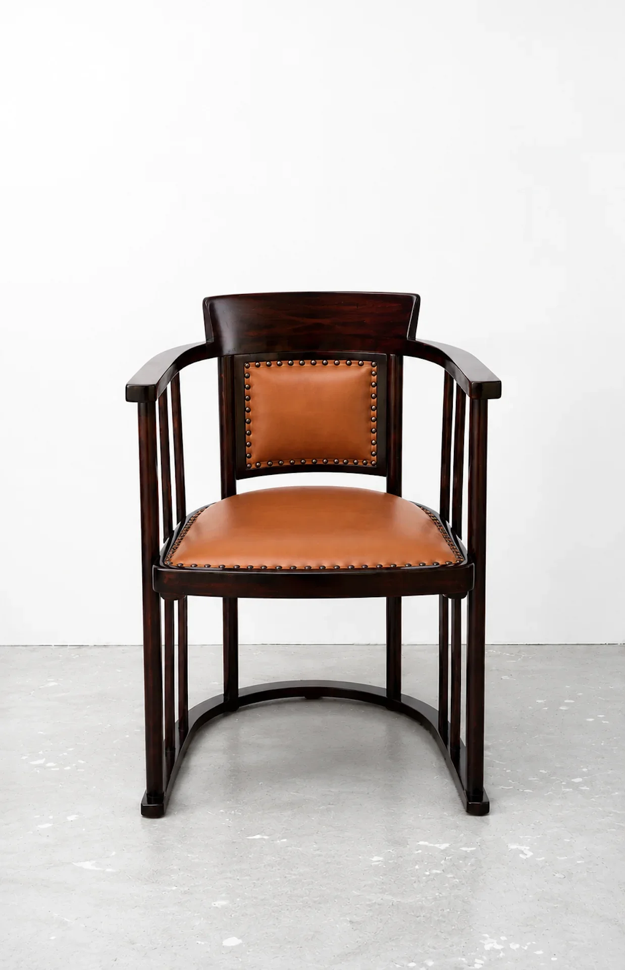 Eleganter Art-Déco-Ledersessel im Studio.webp