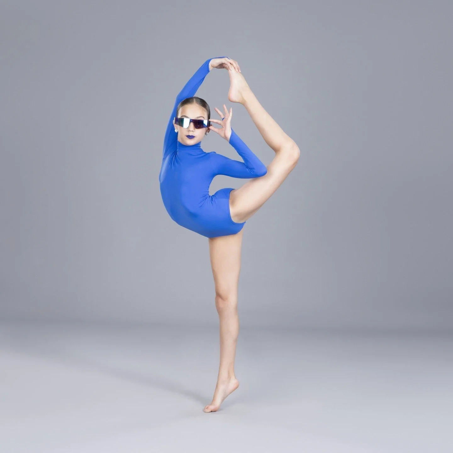 Staying cool and collected on this amazing Friday!😎💙✨

💃: @allaccessdance &amp; @gia26_xo

#photography #dancephotography #miami #dancerlife #miamiphotographystudio #photographer #dancephotographer