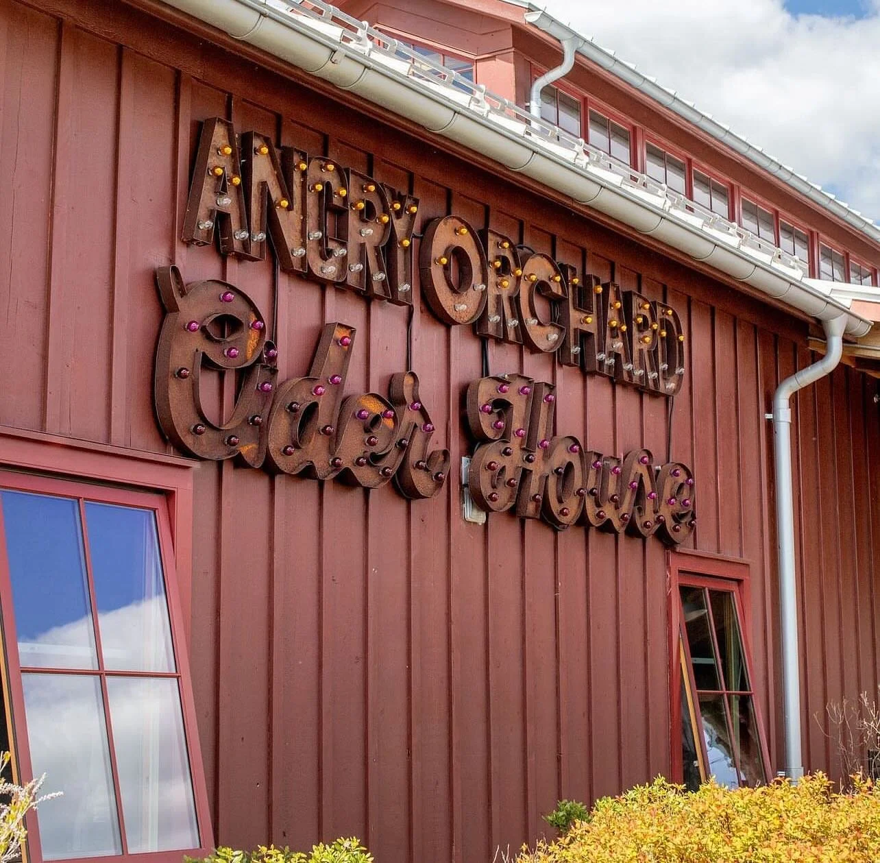 Get to @angryorchard this weekend for their Sugar Shack Weekend! #angryorchard #localfinds #hardcider #localpride #escapenyc #escapebrooklyn #hudsonvalley