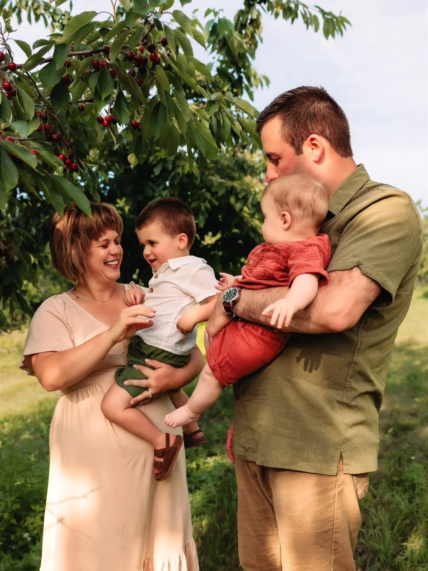 Among the rows of ripe cherry trees, this family shared laughter, snuggles, and little moments that make life so sweet. There is nothing sweeter than slowing down together and soaking in these family moments. 🍒☀️