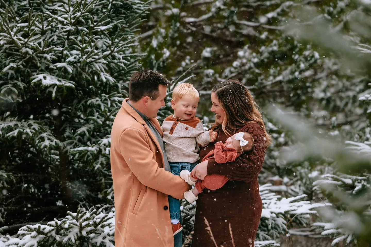 All this snow has me so excited for the next few rounds of outdoor minis. I love snowy sessions! ❄️