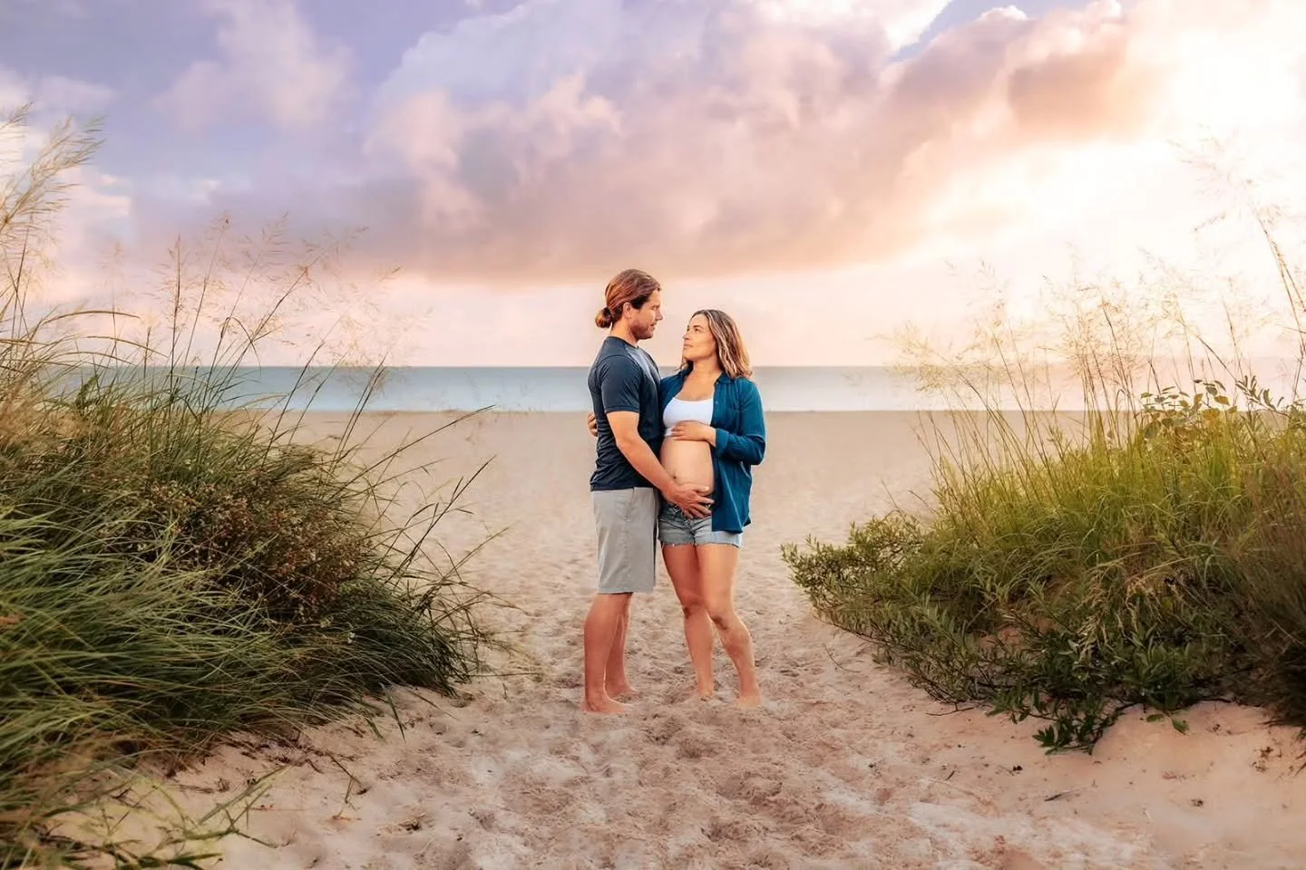 Beach Minis aren't just for family sessions. They make the perfect time to head to the beach and show off your bump for some maternity photos. ✨