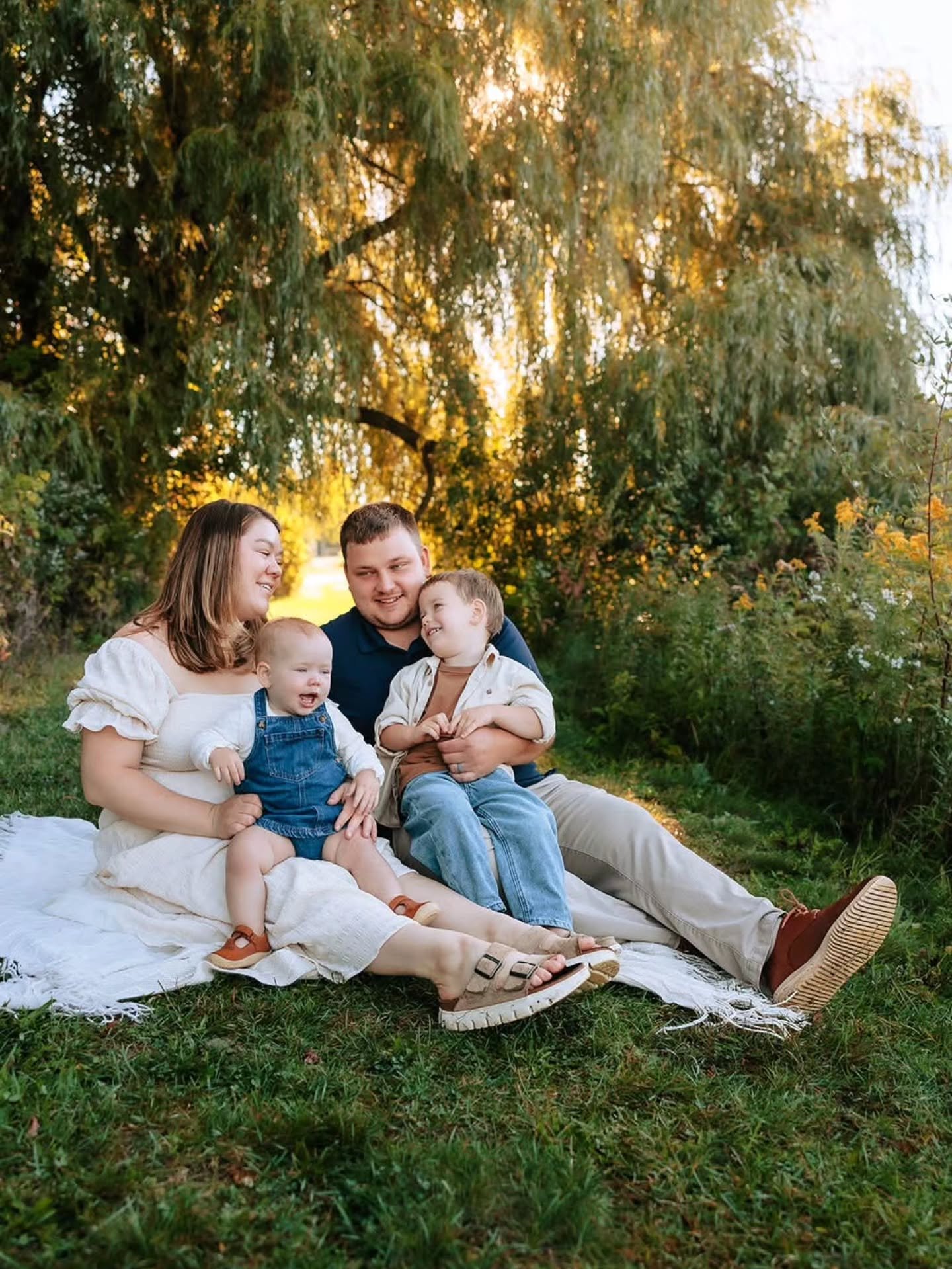 Willow Tree Mini Sessions 🌿

Set beneath the graceful branches of a beautiful willow, this session offers a serene and perfect backdrop for capturing timeless moments. Perfect session to start of your spring.