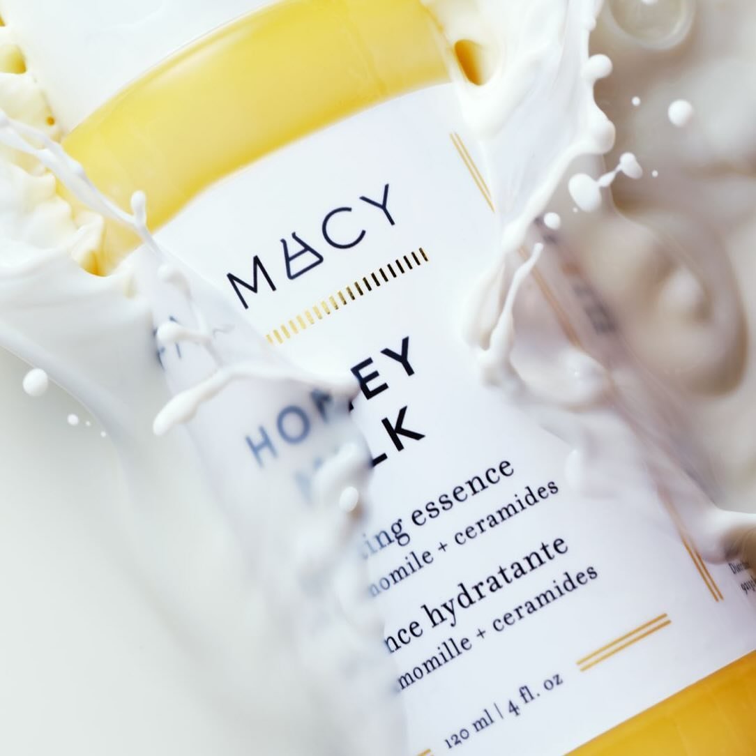 Introducing the new Honey Milk Essence from Farmacy Beauty 🐝

This nourishing, milky essence from @farmacybeauty instantly drenches skin in hydration and helps to calm signs of redness. Fresh ingredients such as Hawaiian white honey and chamomile he