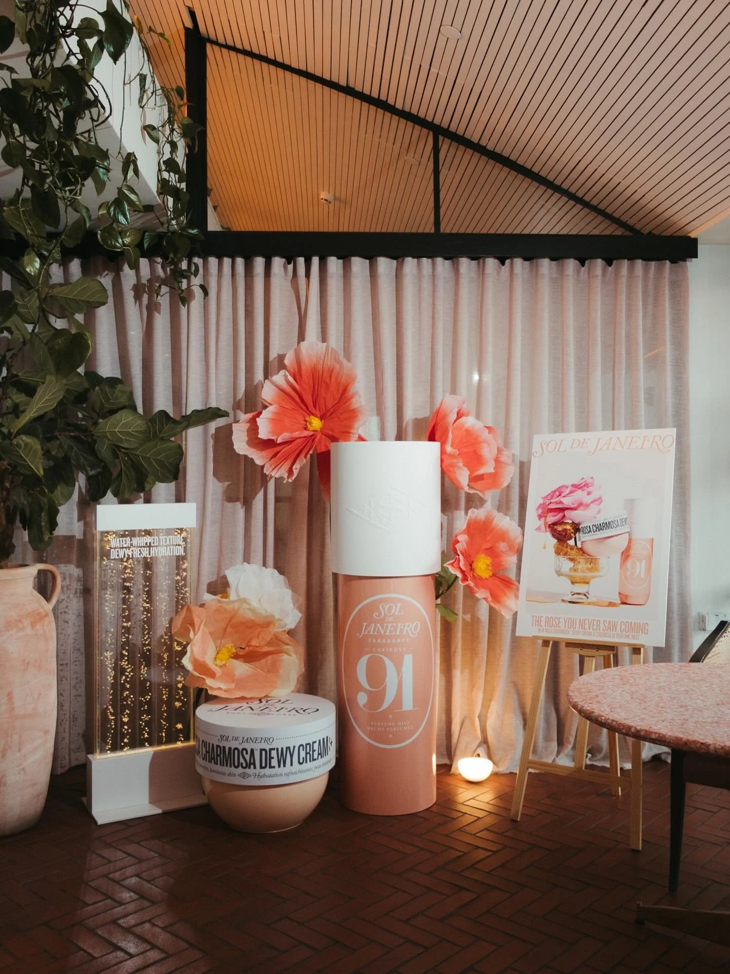 Last week we celebrated the launch of the Rosa Charmosa Dewy Body Cream and Cheirosa 91 Perfume Mist, Sol de Janeiro&rsquo;s newest launch.🌷💗

The luminosity-boosting body cream combines skincare innovation with @soldejaneiro signature sensorial ex