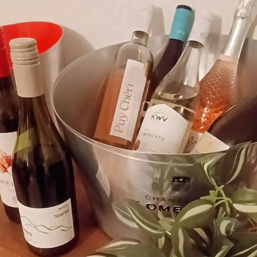 ❄️~ Lunta tulvillaan, on raikas talvis&auml;&auml; ~❄️

Hiihtopoluilla voi kuitenkin jo mieless&auml;&auml;n viritt&auml;yty&auml; kes&auml;n l&auml;mp&ouml;&ouml;n, aurinkoiseen terassiin, viinilasilliselle, kauniin maiseman &auml;&auml;relle.☀️🌊

