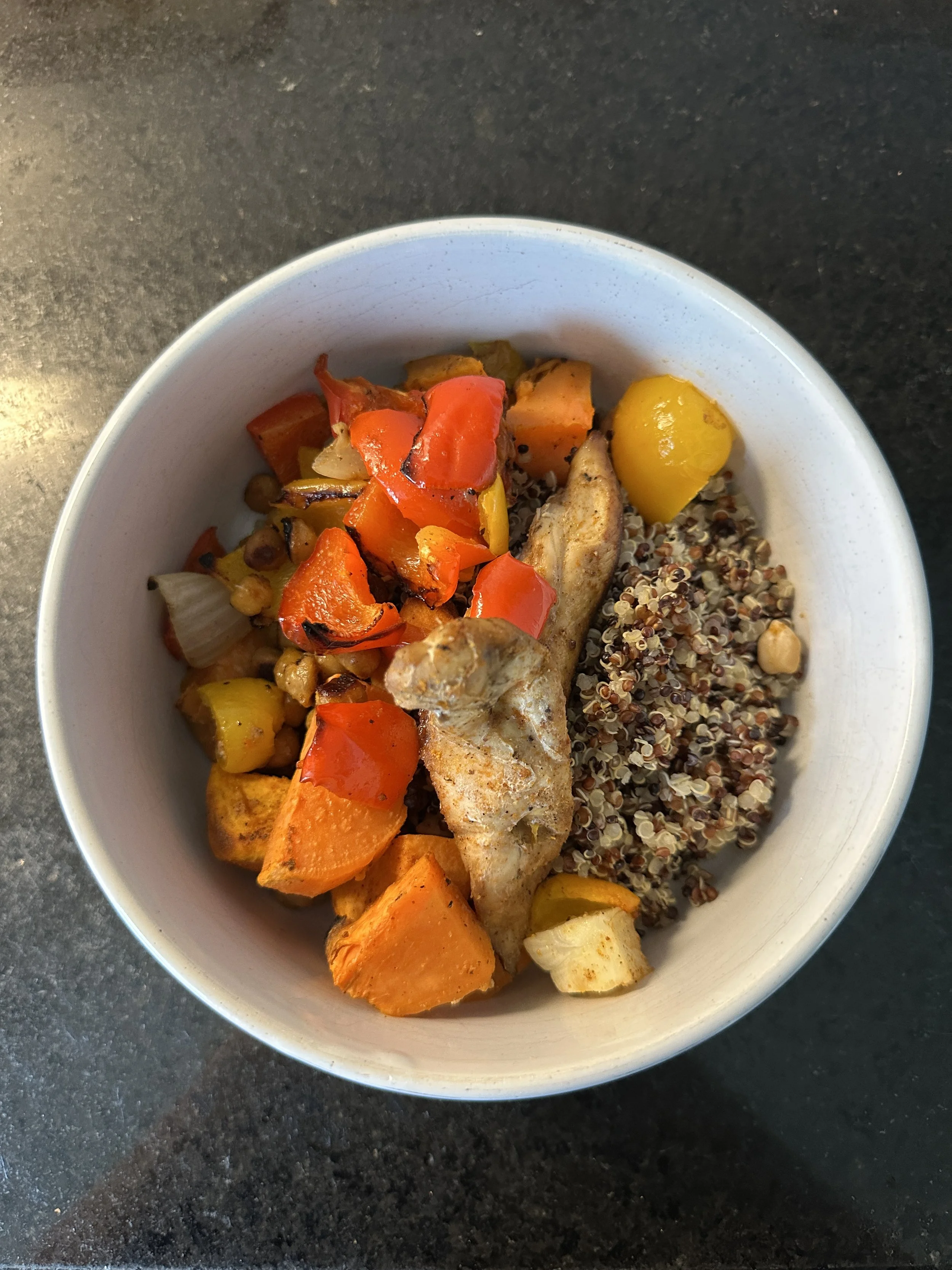 Mealprep Idea: Quinoa Bowl mit Poulet &amp; Süsskartoffeln