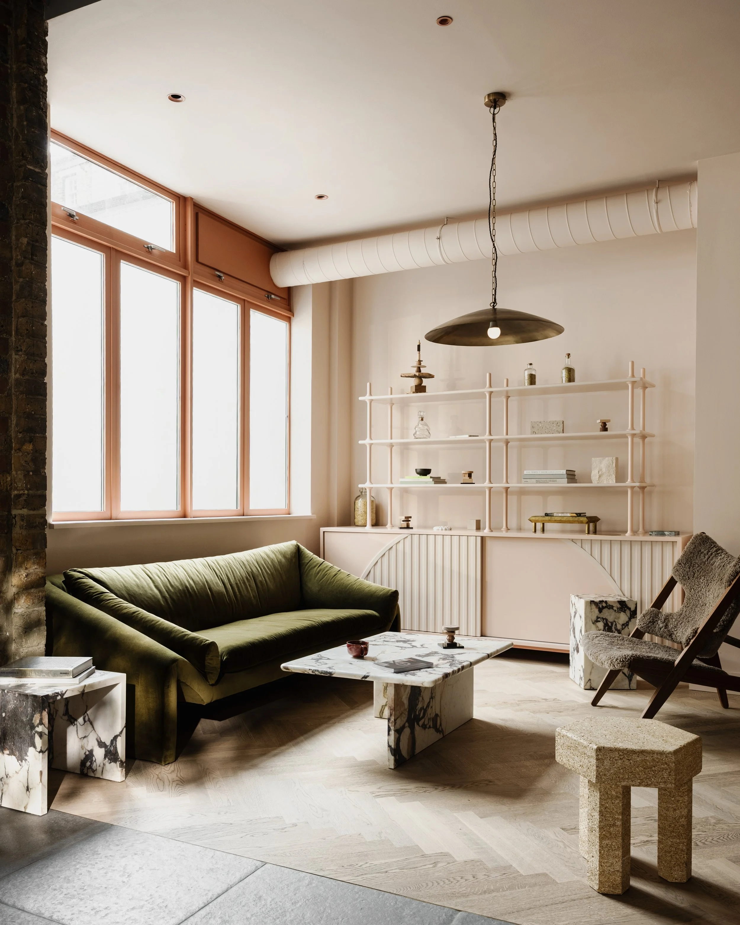 Intérieur Marble Collective associant tables et tables d’appoint en pierre naturelle