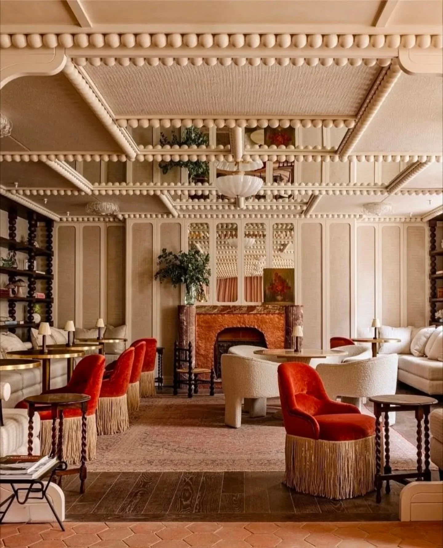 Every corner of this space feels beautifully considered ✨ a seamless blend of craft, colour and materiality. The soft lighting, layered textures and sculptural detailing create a setting that feels both intimate and grand.

Design by @quintana.partne