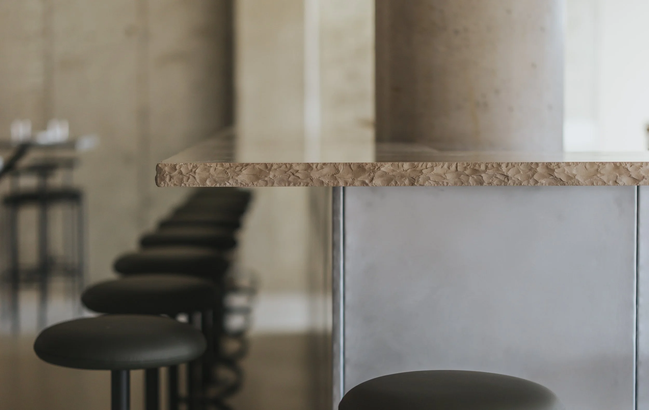 Détail de chant travaillé sur une pièce de mobilier en pierre naturelle