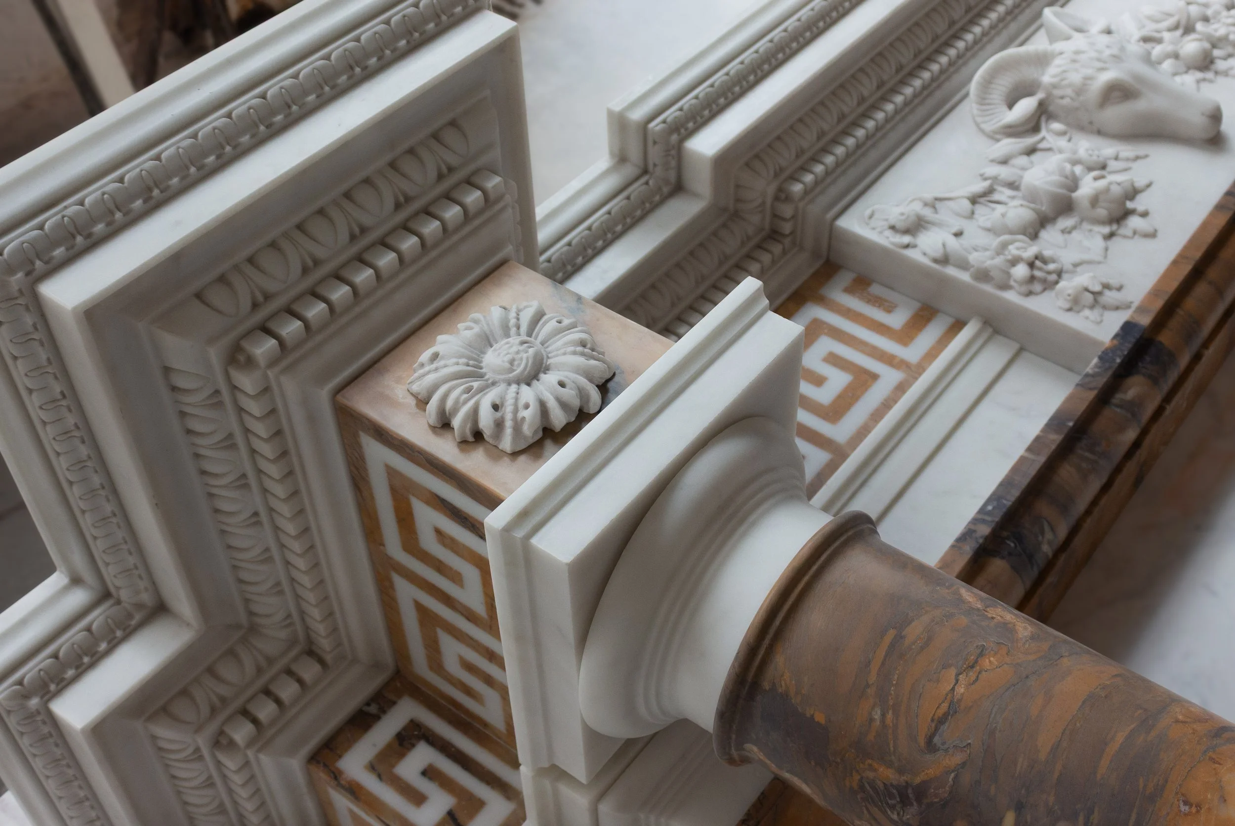 Éléments sculptés et assemblages de pierres en cours de préparation