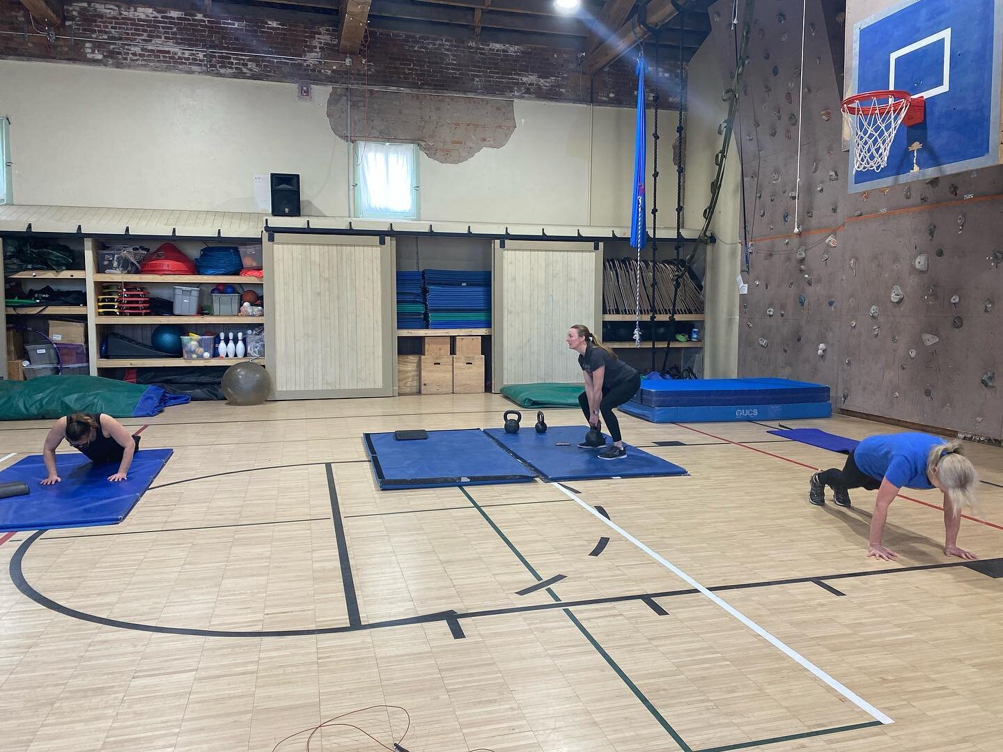 We did a benchmark workout today!!
March 50 - For Time
50 KB deadlifts
50 push-ups
50 calories on rower
50 jump rope singles
50 sit-ups

#elevatedphysique #groupsessions #lakecityco #lakecity #workout #wod