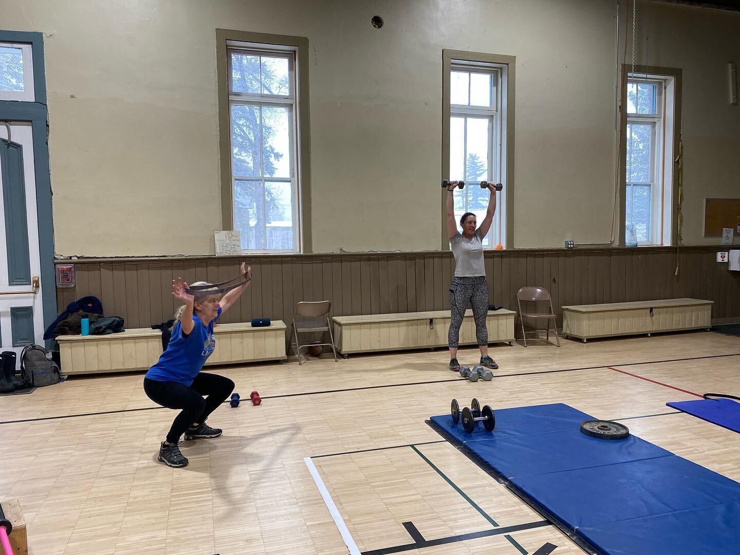 Two overhead squat variations in our group session yesterday! 
We modify as needed. 

These classes are for anyone who is ready to make changes to their physical and mental well-being. Reserve your spot through the link in our bio! 

#groupsessions #