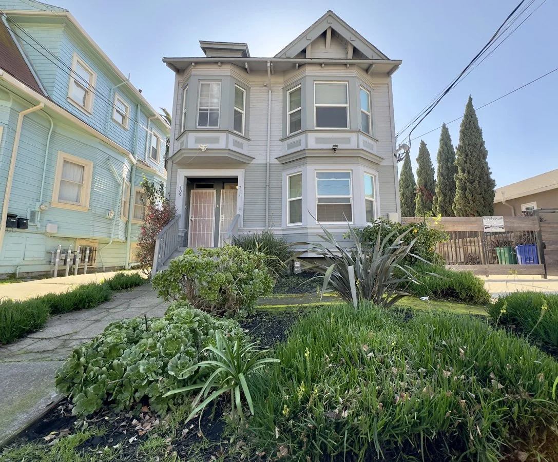 711 32nd Street, Oakland 2/1.5, ~800 SF 1 Off Street Gated Parking Space Available NOW! $2,200/ Month 