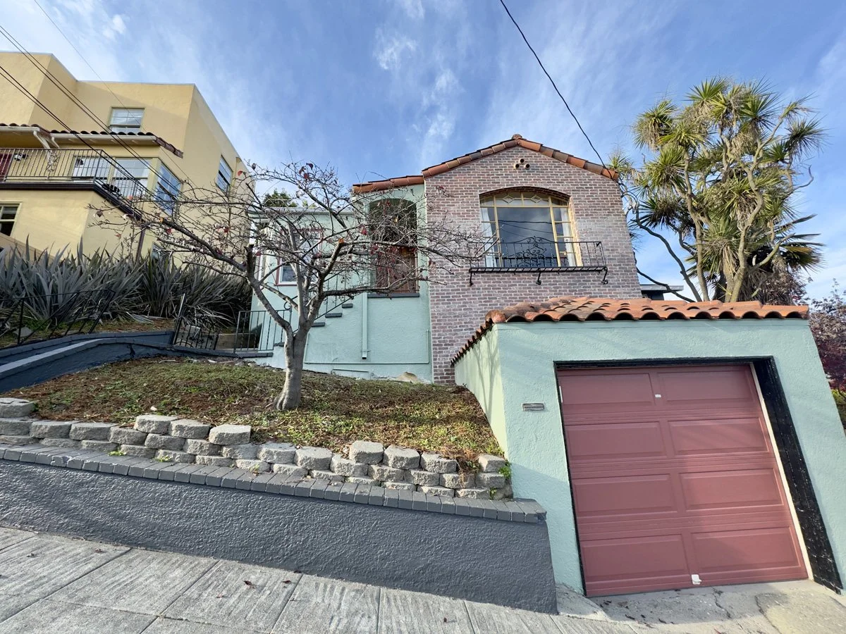 645 Jean Street, Oakland 3+/1++ House Grand Lake! Amazing Yard In- Unit Laundry ~1,500 SF Available Now! $6,000/ Month