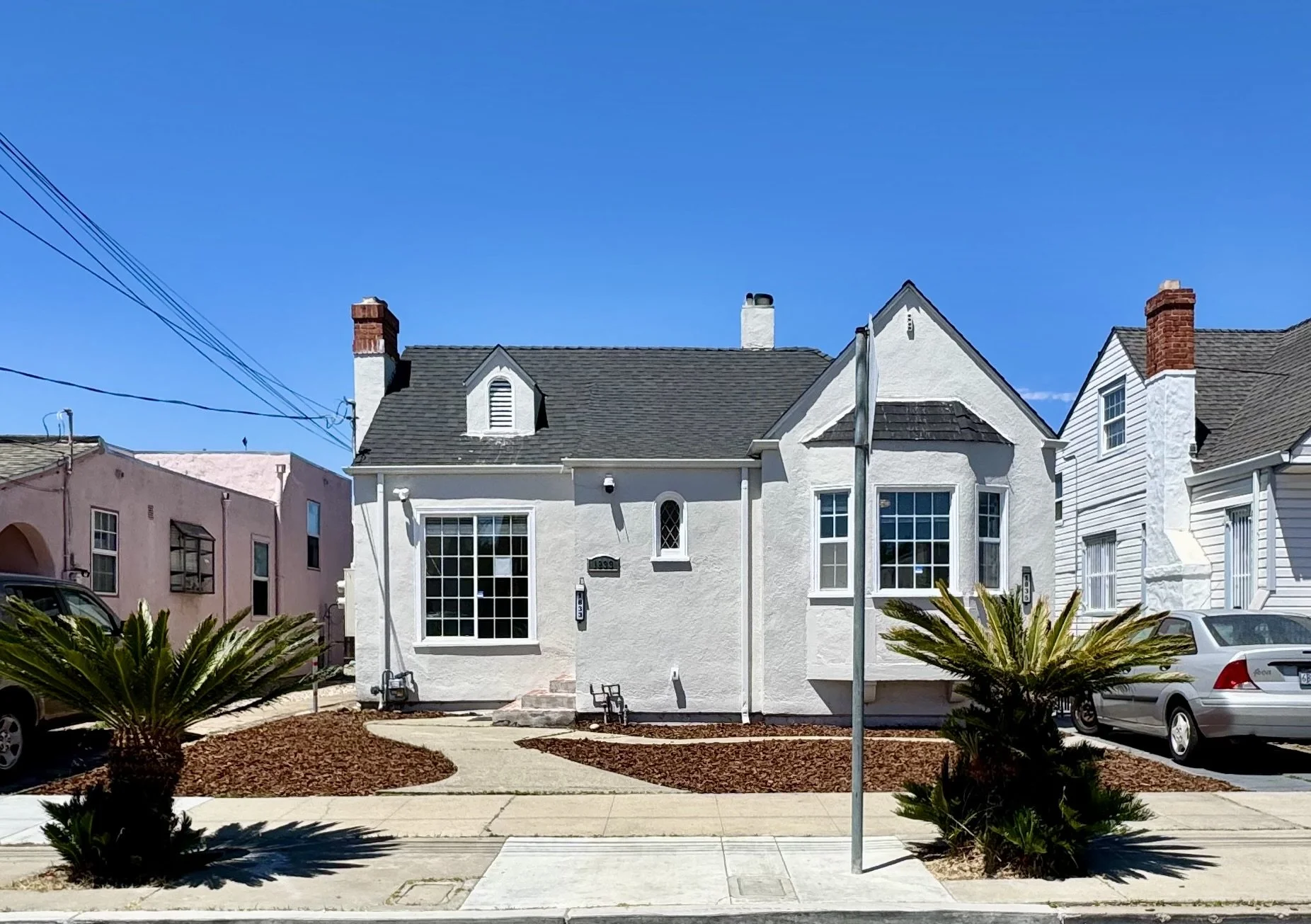 Price Change! 1833 108th Avenue, Oakland 3/2 House ~1,350 SF 1 Off Street parking space, In-Unit Laundry, Tri-Level, Available Now! $3,350/ Month