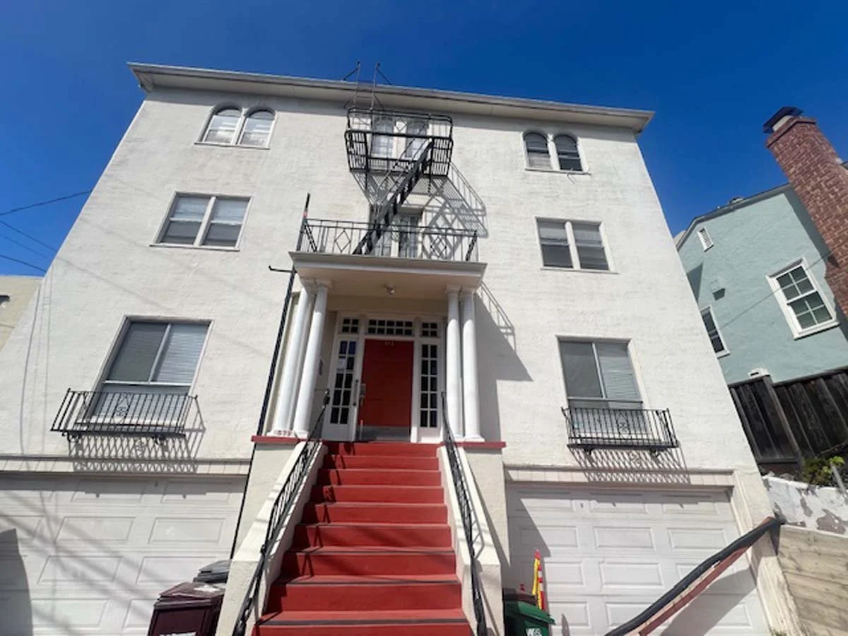 573 Wesley Avenue, #4 Oakland 1/1, ~700 SF 2nd Floor Unit, Secure Building, HWD Floors, Available Now! $2,100/ Month