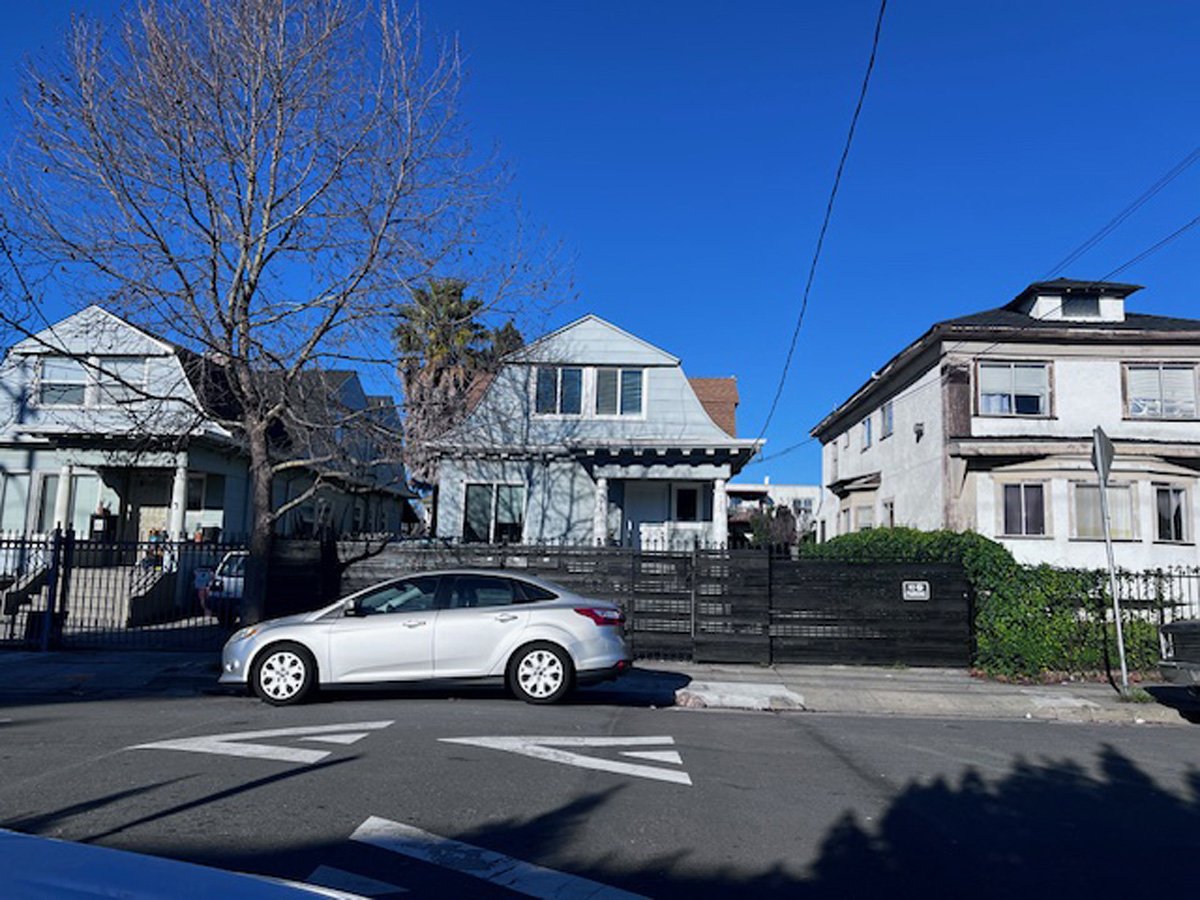 722 30th Street, Oakland UPPER 3/2 RAD Attic Unit ~1,000 SF Must See Shared Yard, Washer & Dryer In-Unit! Available Now! $2,800/ Month