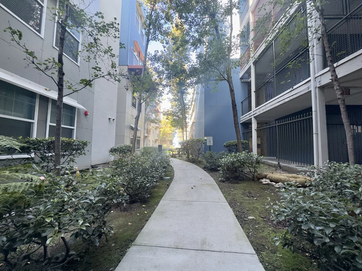 1121 40th Street, #1204 Emeryville 1/1, ~625 SF Laundry In-Unit! Elevator, secured parking garage, Gym, Hot Tub! Available Now! $2,250/ Month