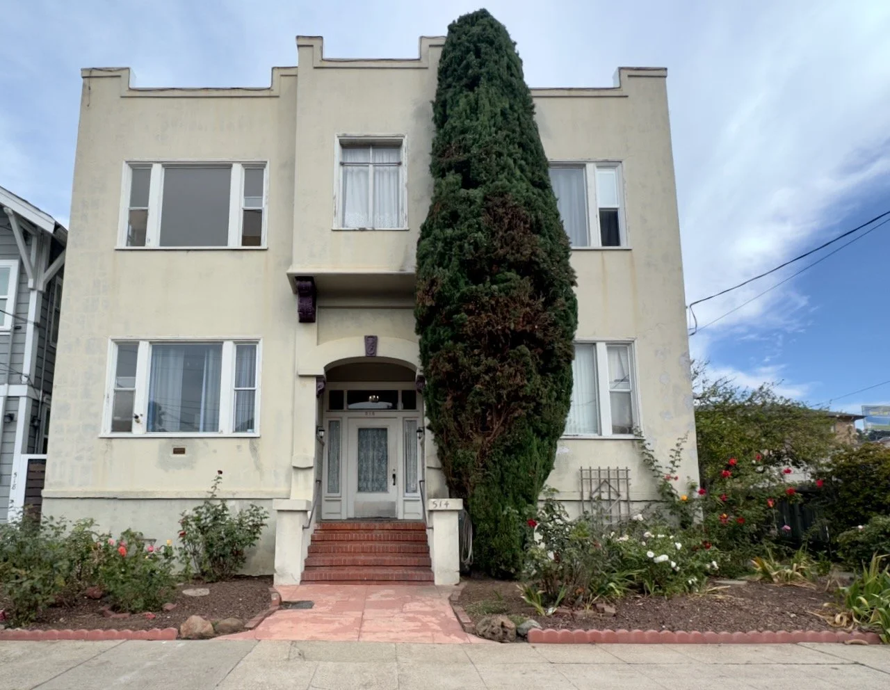 Available Now! 514 28th Street, #5 Oakland Studio/ 1, ~500 SF Original Hardwood Floors, High Ceilings, In Unit Hook Ups, $1,850/ Month