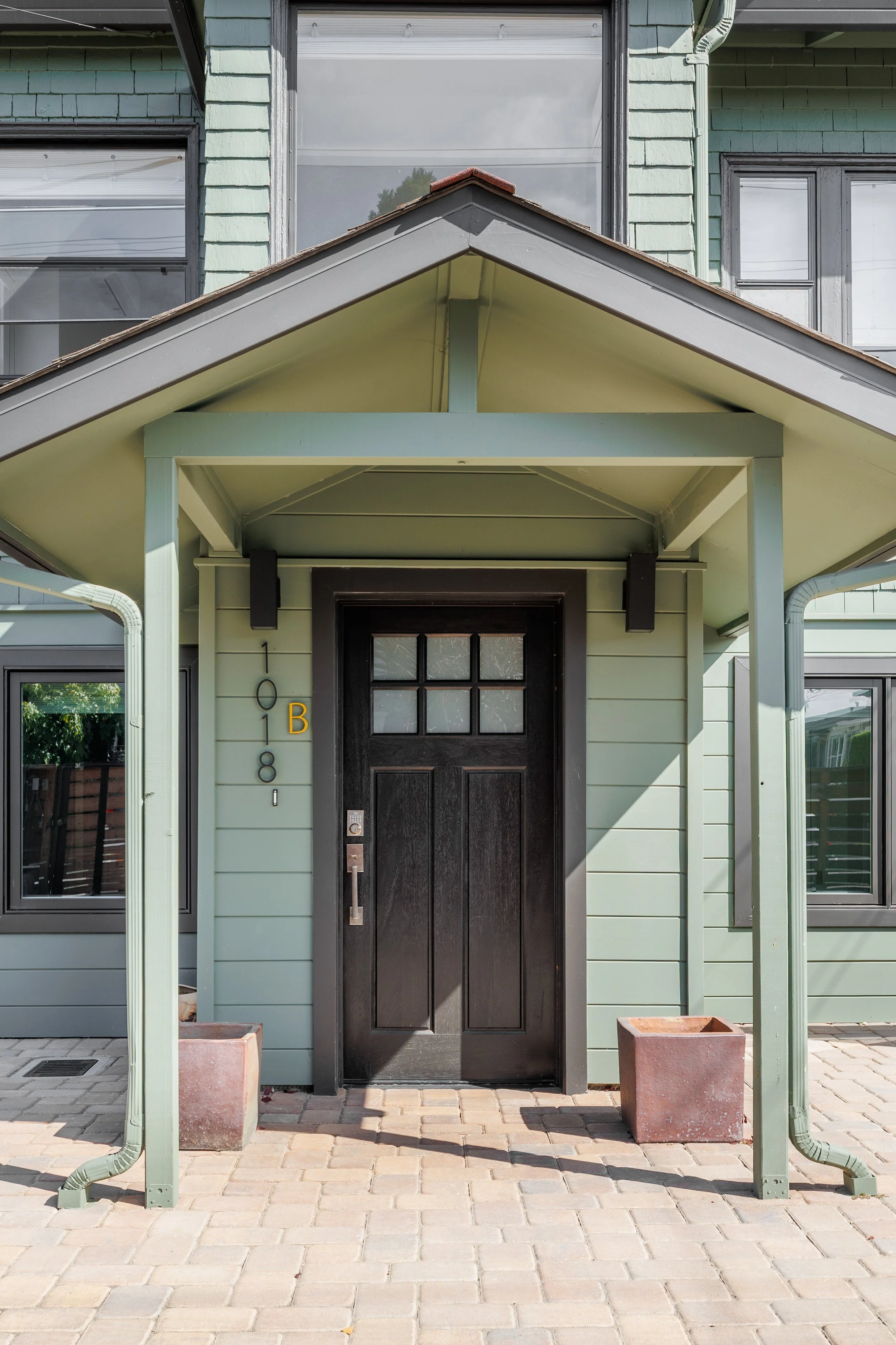 Available Now! 1018B 62nd Street, Oakland 2/1 Lower Unit Furnished! ~1,007 SF 1 Off Street Secure Parking Space In-Unit Laundry, Shared Yard, BBQ $3,295/ Month +$200/ Month for Furnished
