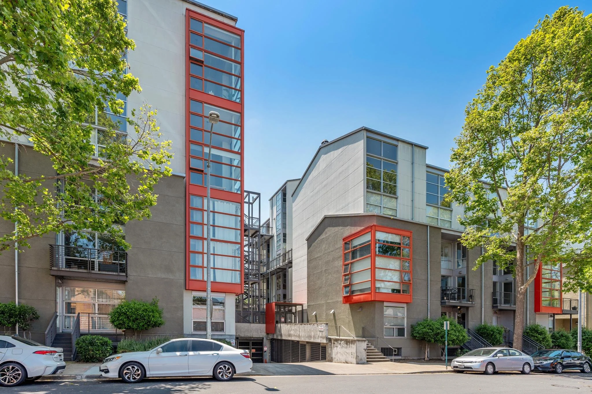 1007 41st Street, #422 Oakland 2/1.5 LOFT ~1,200 SF In-Unit Laundry, Balcony Available 6/15 $3,650/ Month