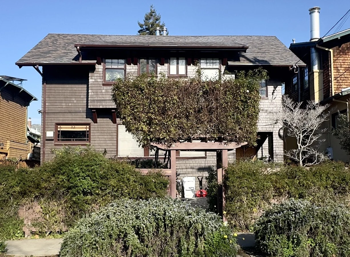 Price Change! 2733 Russell Street, #B Berkeley Jr. 1 Bedroom, ~500 SF Shared Yard, ALL UTILITIES INCLUDED Available Now! $2,275/ Month