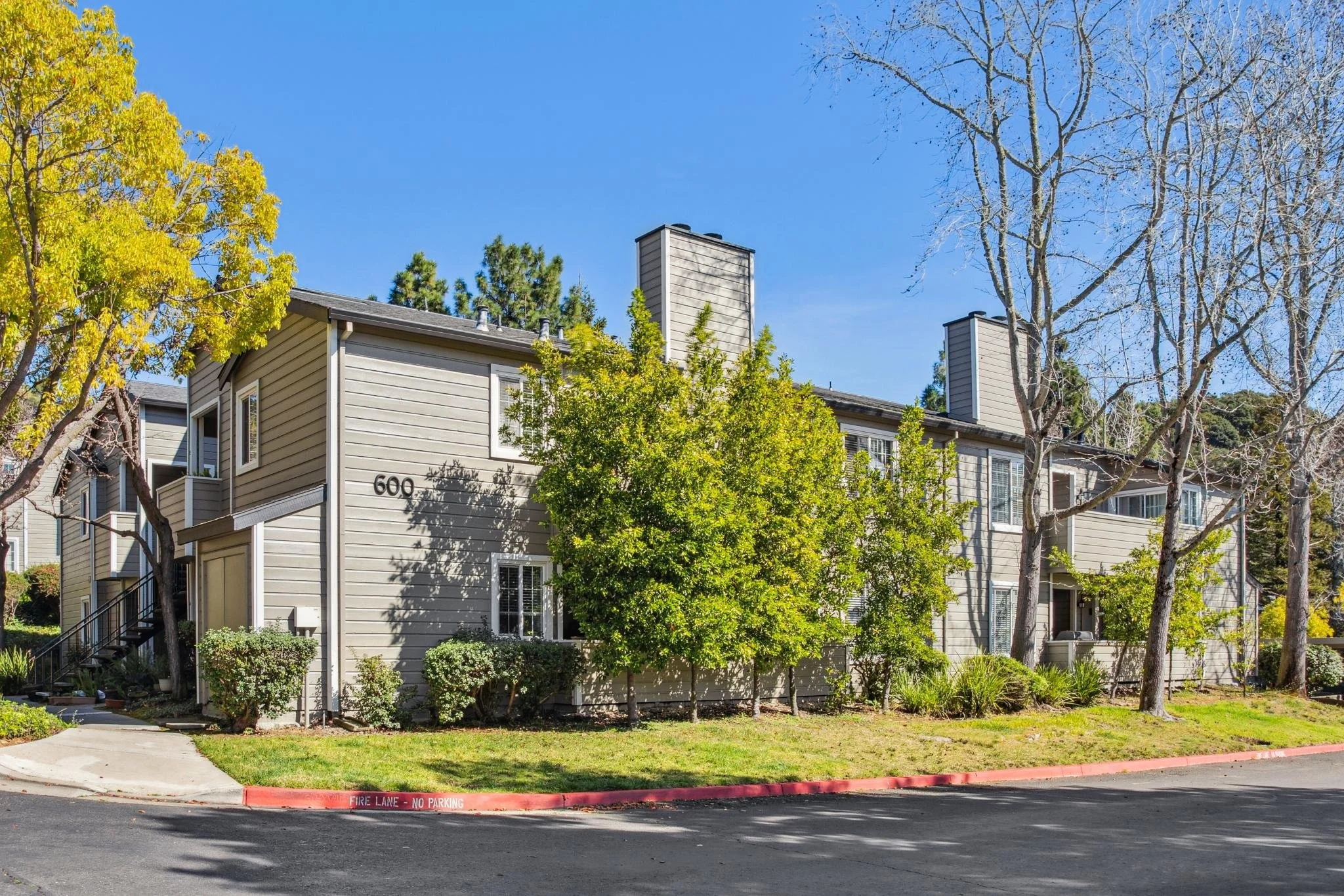 600 Canyon Oaks Drive, #F Oakland 2/2 ~1,123 SF TWO Car Parking Balcony, Pool, Tennis Court, Spa, Sauna, Gym, Playground Available Now! $3,250/ Month