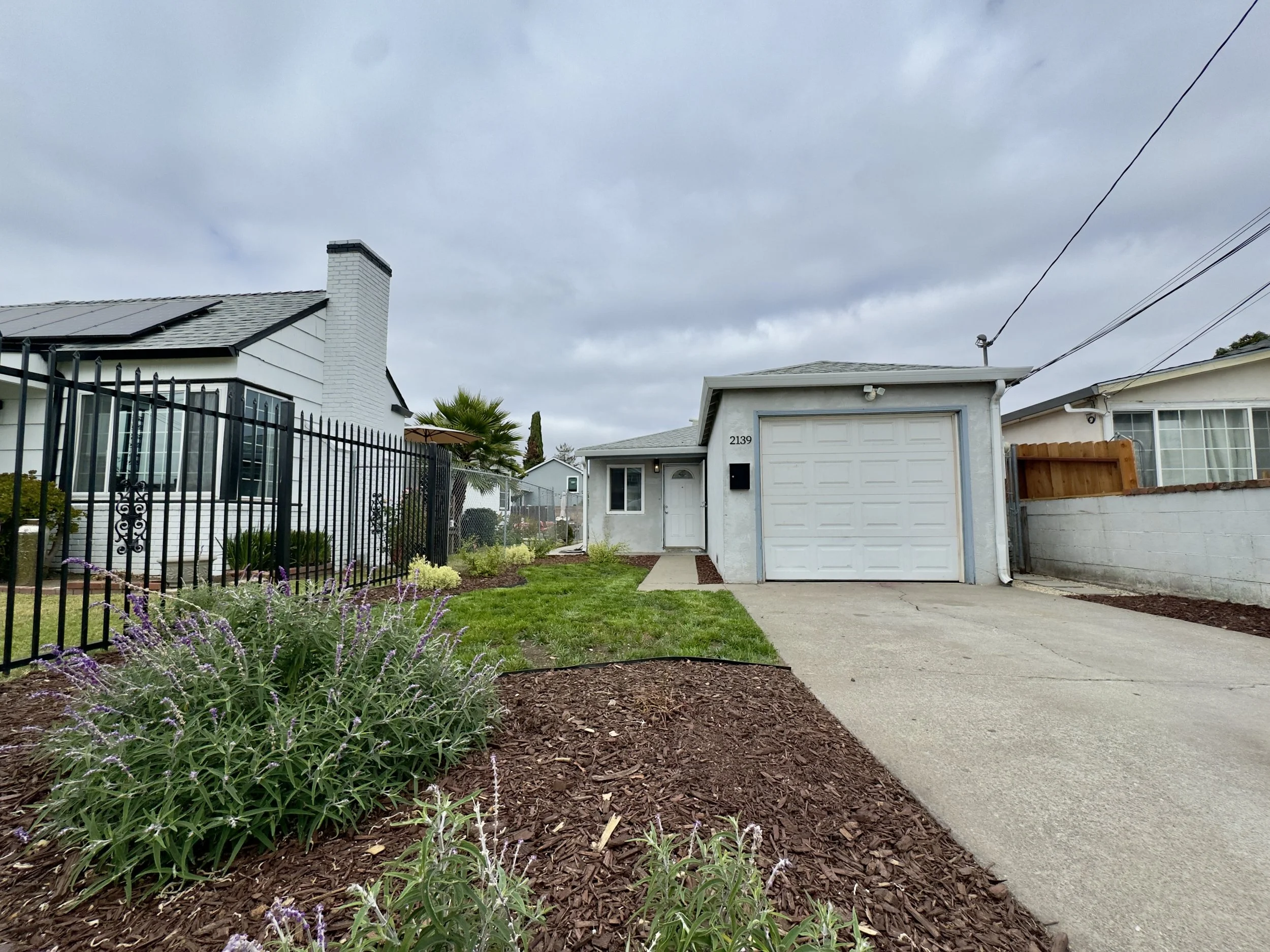 Available Now! 2139 103rd Avenue, Oakland 2/1 ~800 SF HOUSE! Attached Garage PLUS 1 Off Street Parking Space, Lovely Front & Backyard! $2,650/ Month