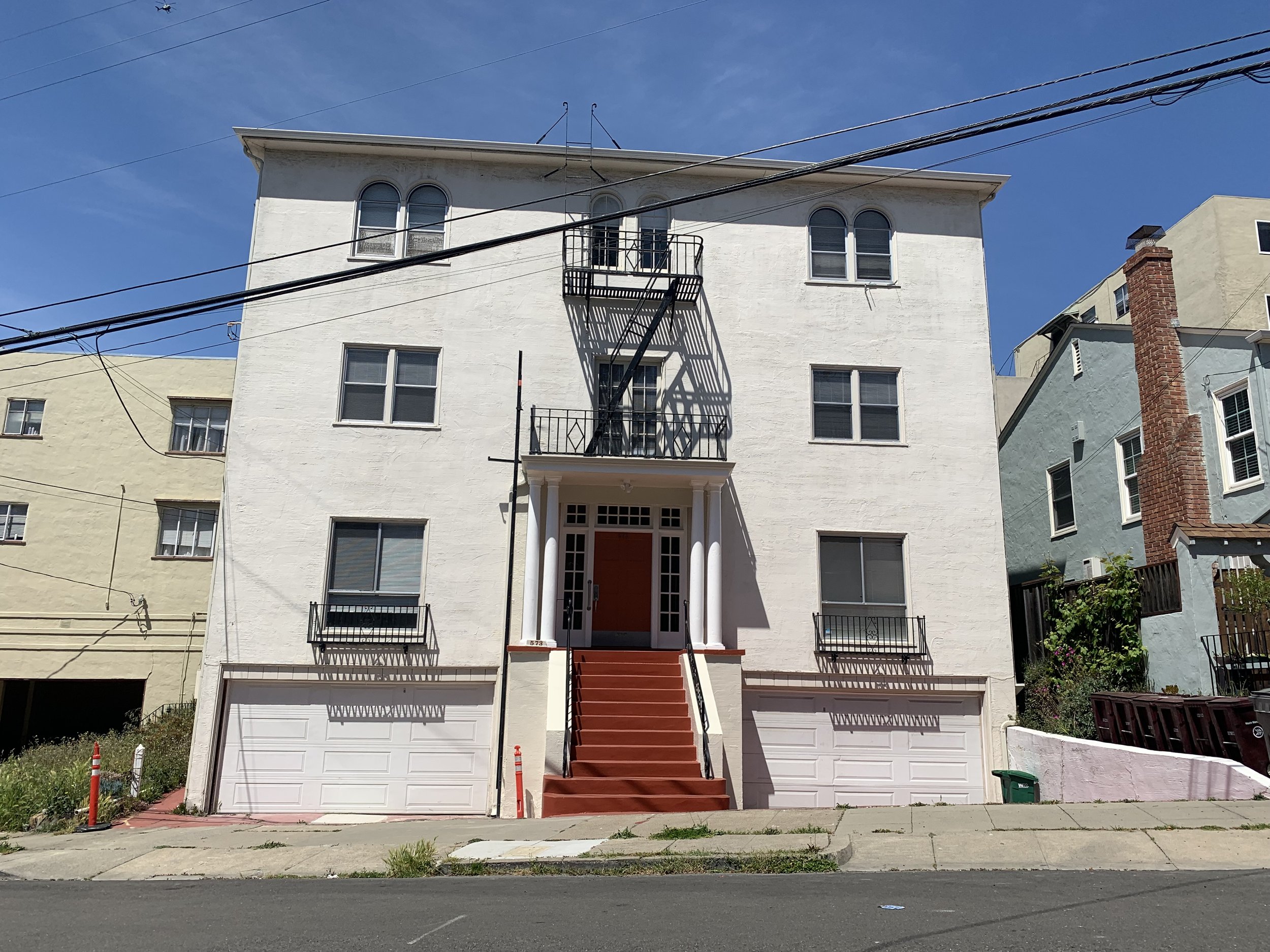 Available Now! 573 Wesley Avenue, #4 Oakland 1/1, ~750 SF Lake Merritt Fabulous Location, Hardwood Floors, Remodeled Kitchen, Gas Stove $2,000/ Month